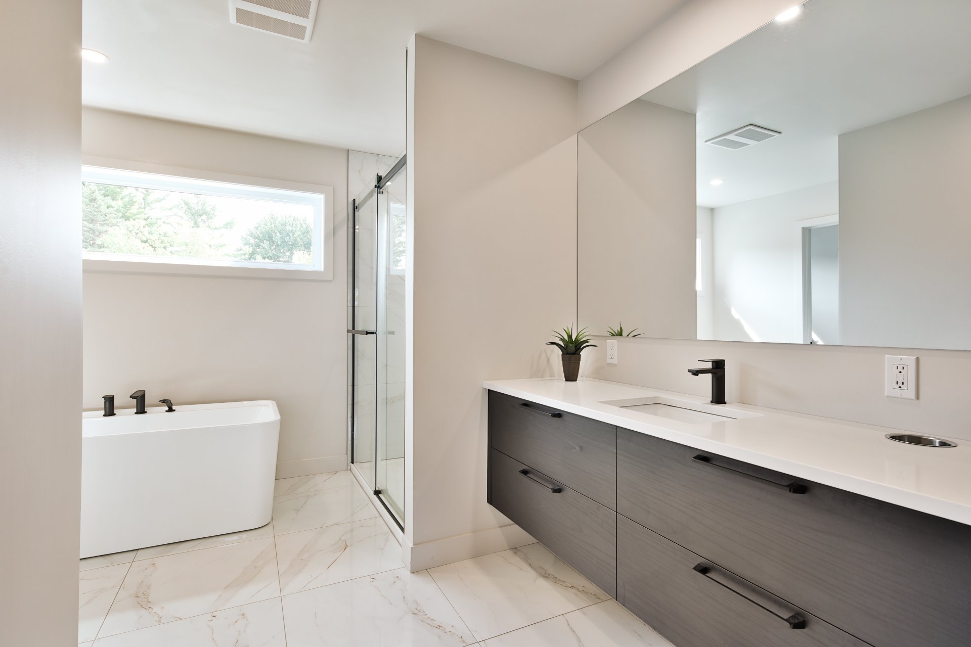 Photo - Ensuite bathroom