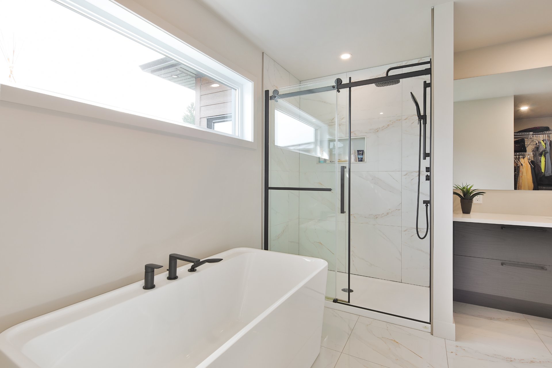 Photo - Ensuite bathroom