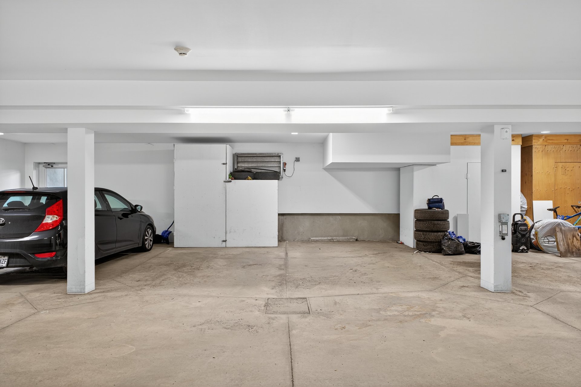 Photo - Garage