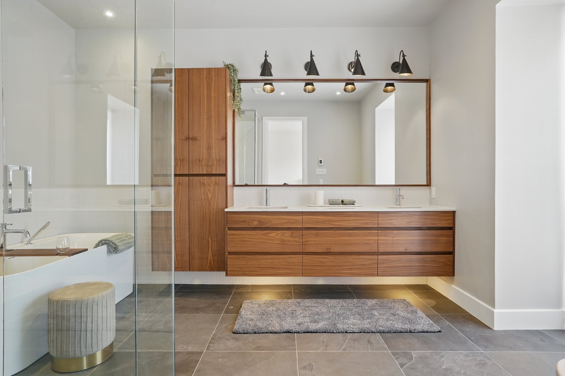 Photo - Ensuite bathroom