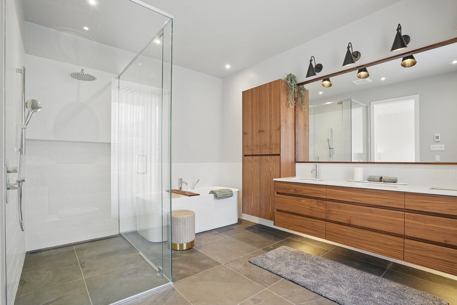 Photo - Ensuite bathroom