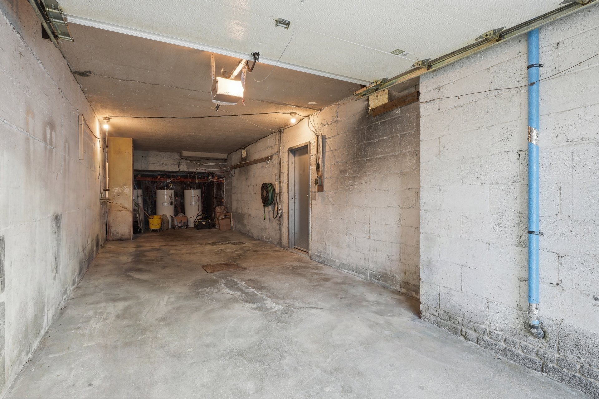 Photo - Garage