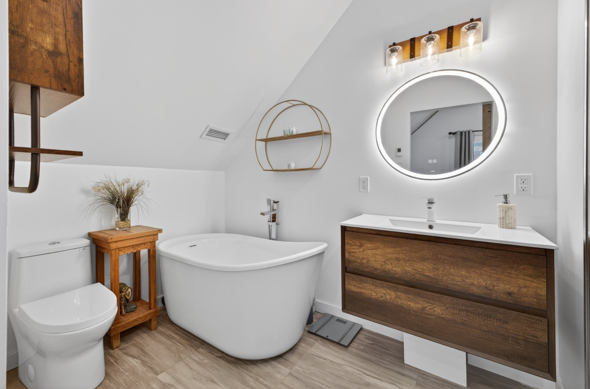 Photo - Ensuite bathroom