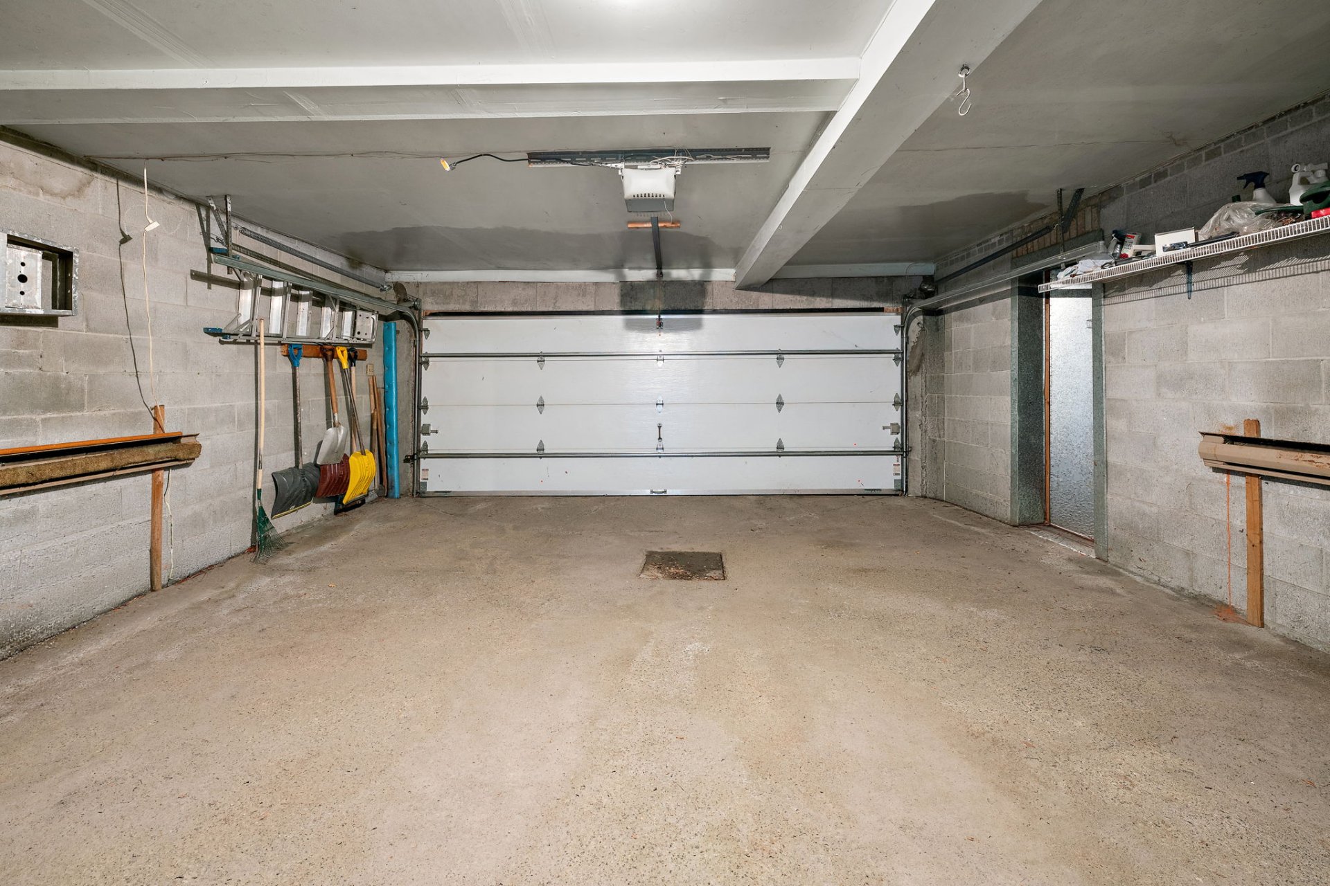 Photo - Garage