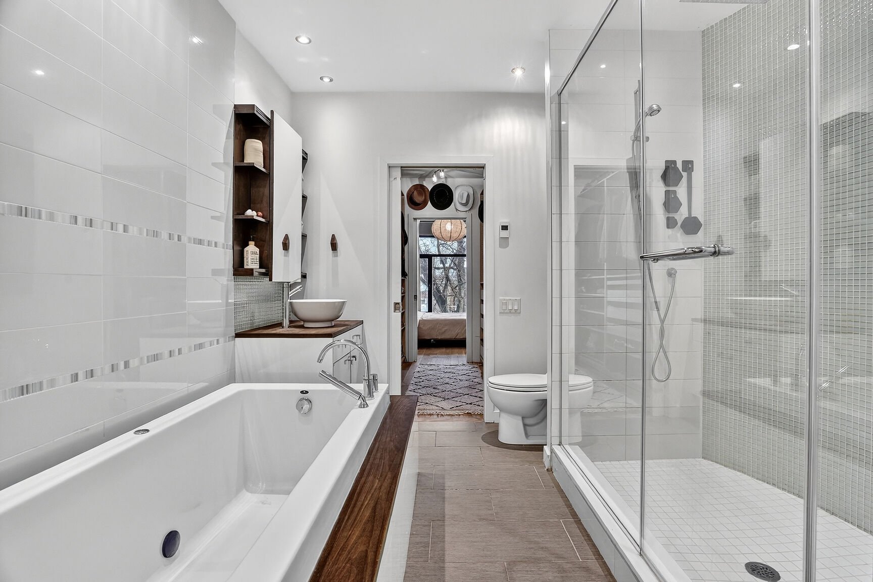Photo - Ensuite bathroom