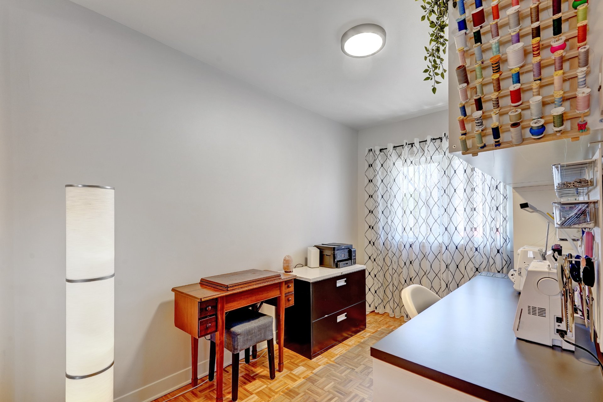 Photo - Bureau