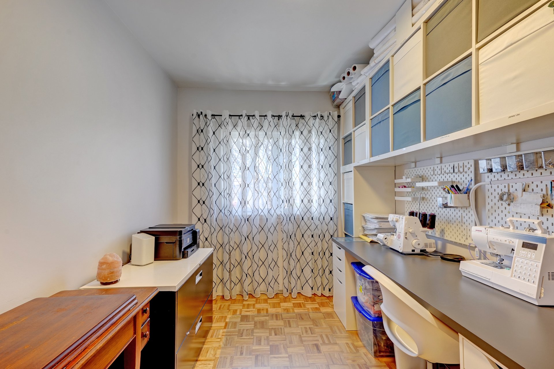 Photo - Bureau