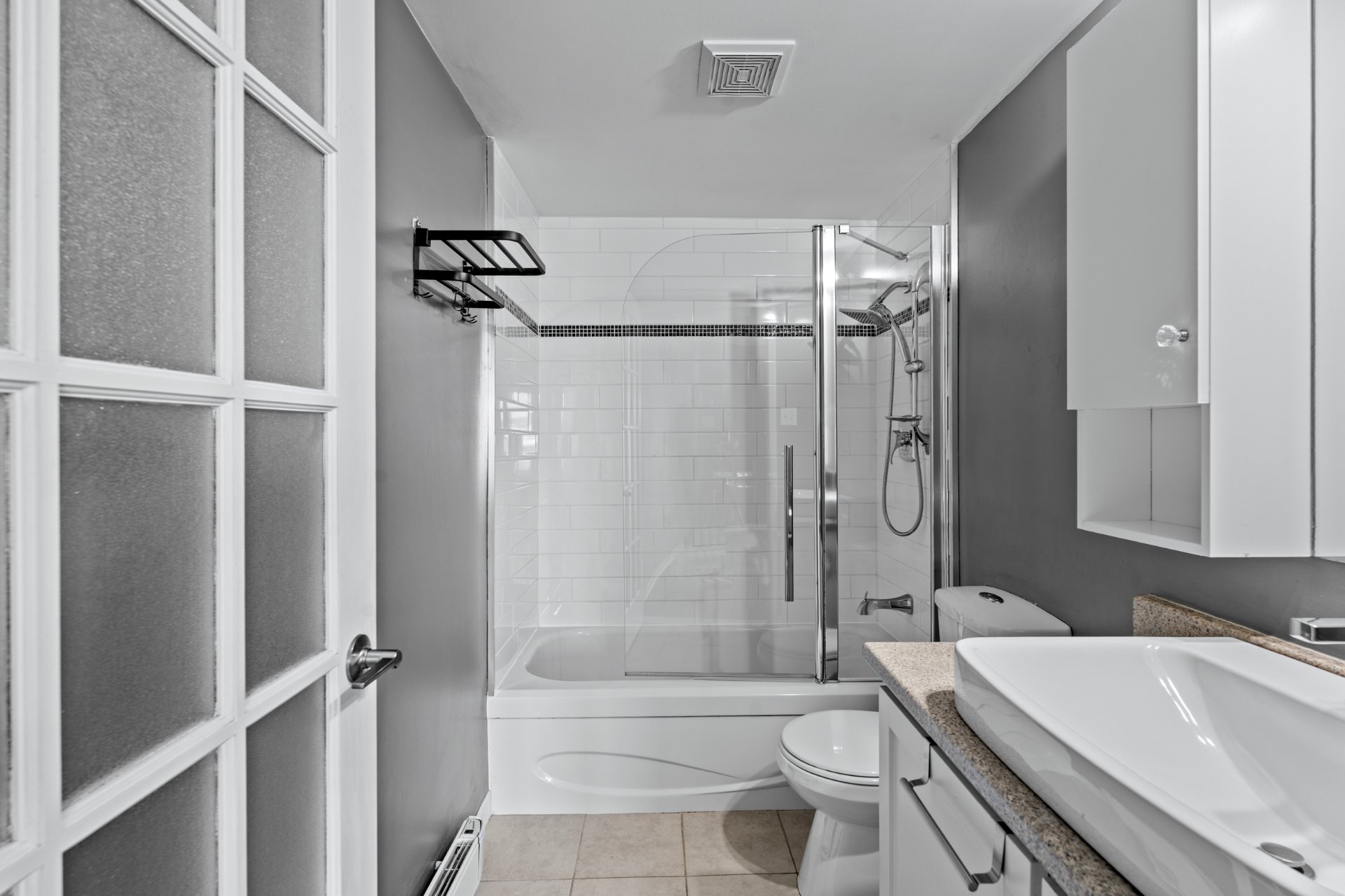 Photo - Ensuite bathroom