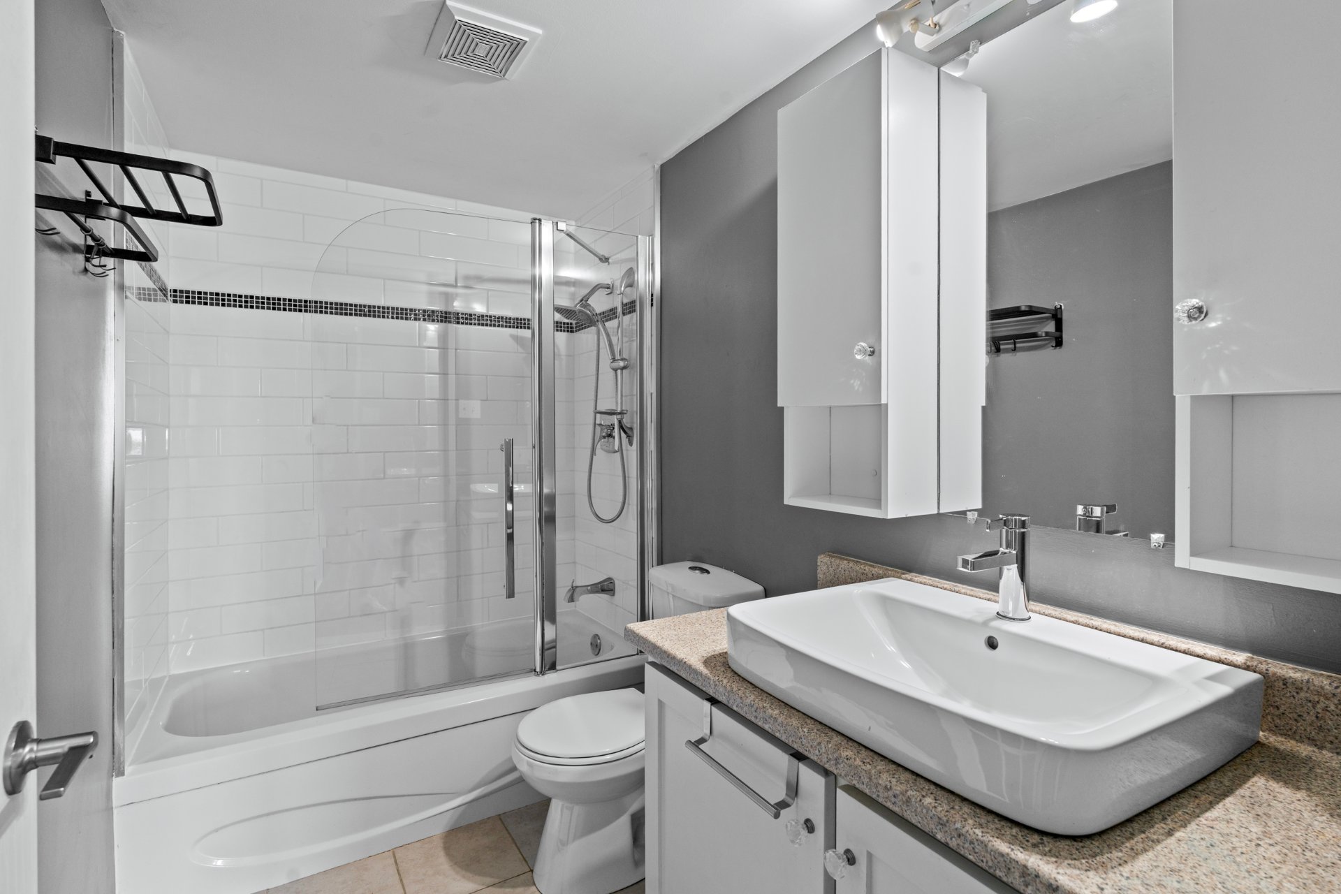 Photo - Ensuite bathroom