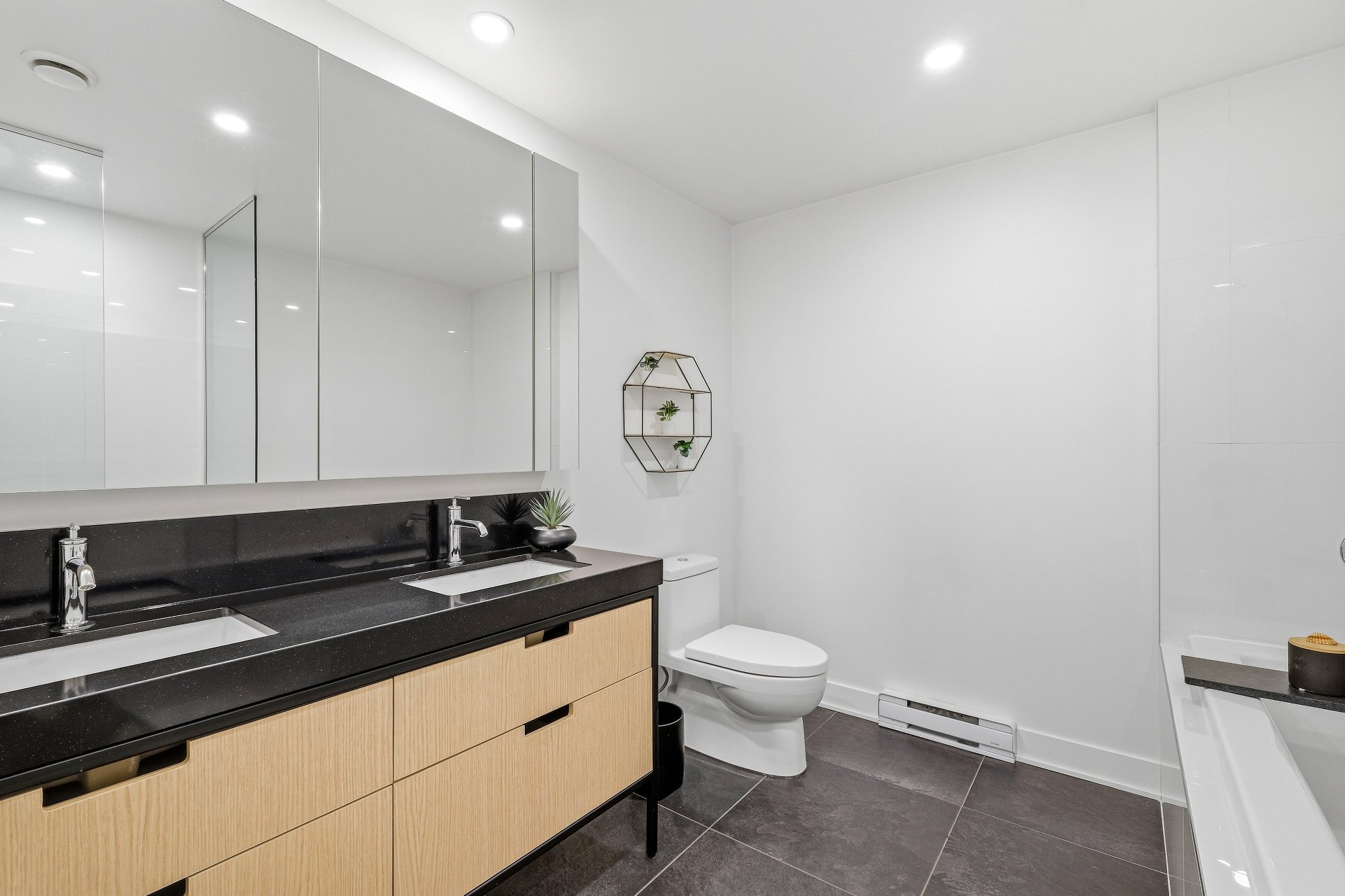 Photo - Salle de bains attenante à la CCP