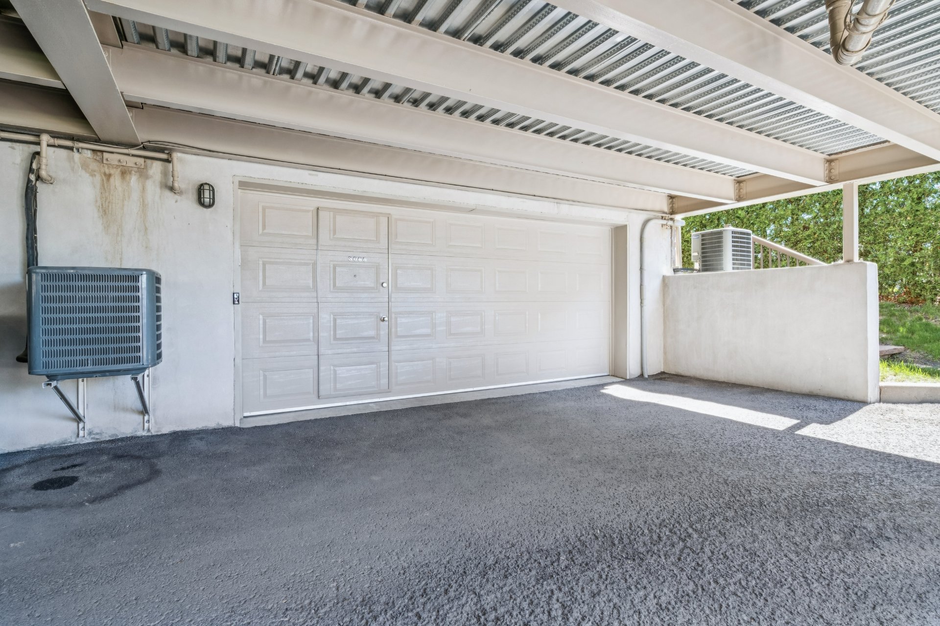 Photo - Garage