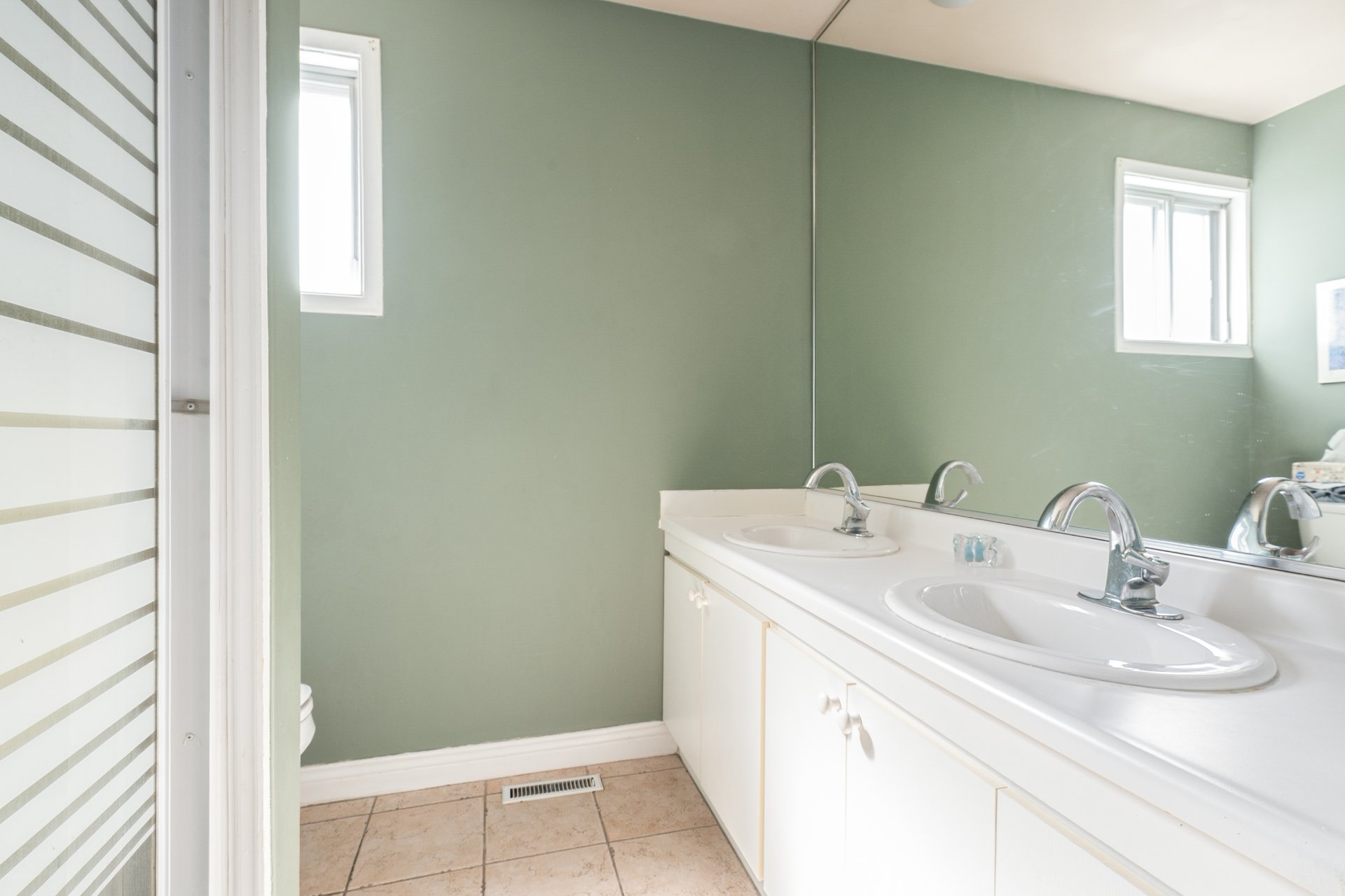 Photo - Ensuite bathroom