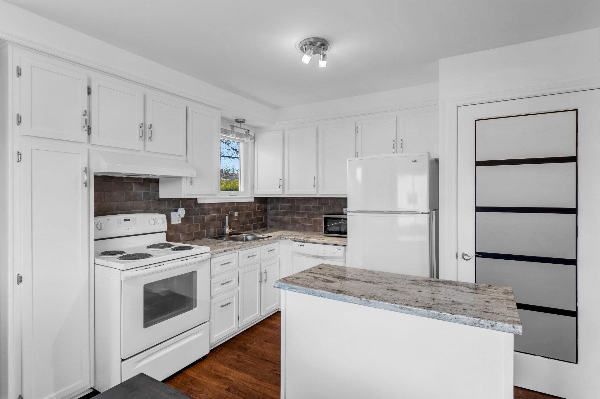 Photo - Kitchen