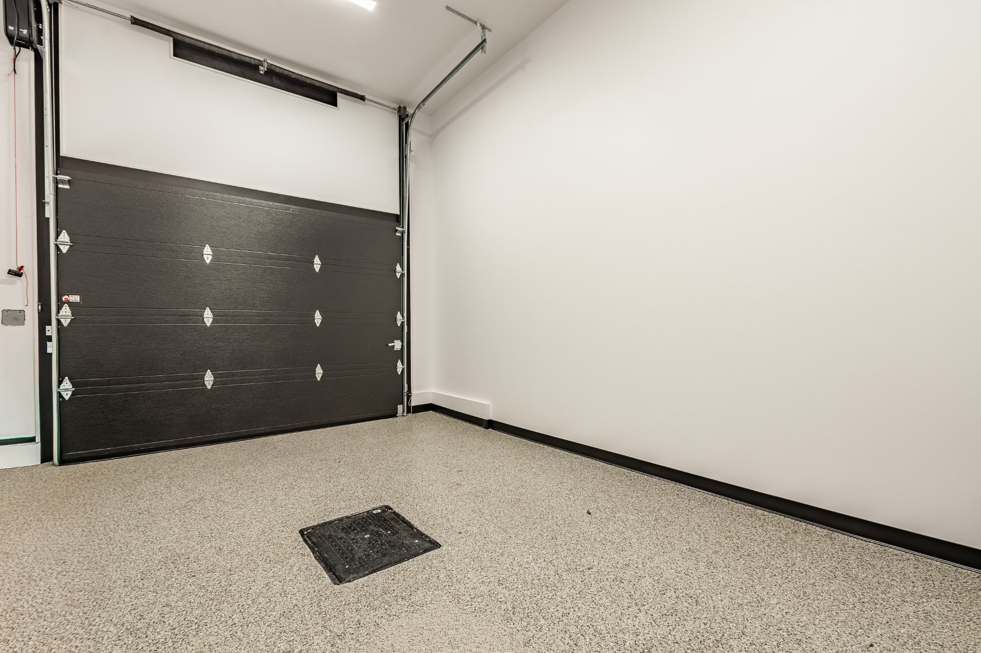 Photo - Garage