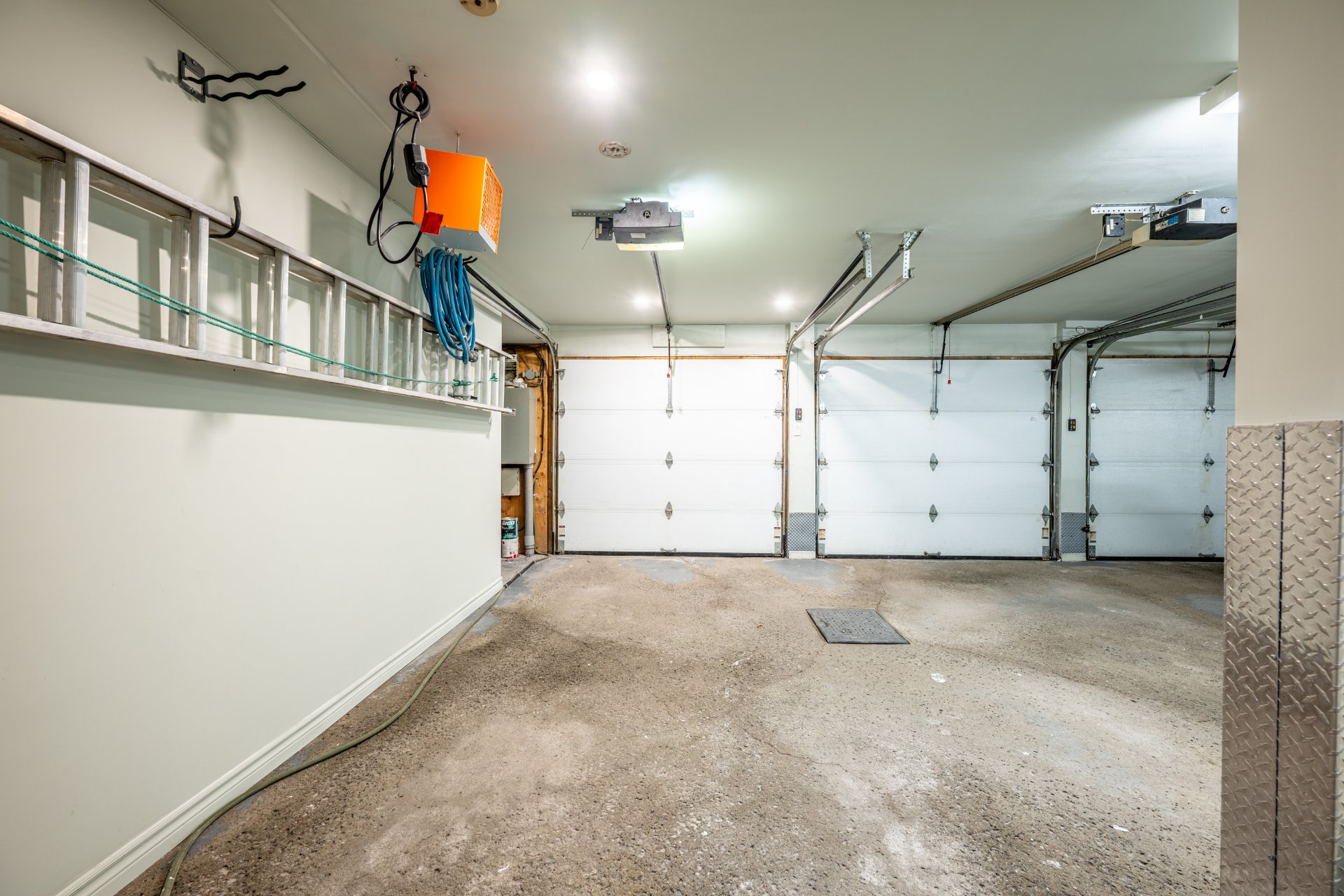 Photo - Garage