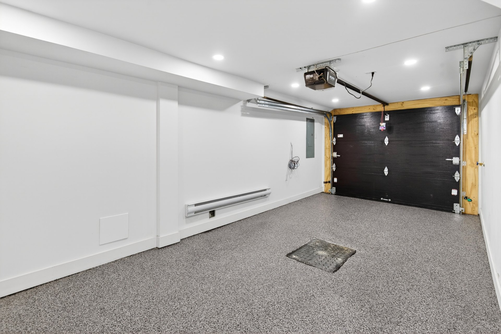 Photo - Garage