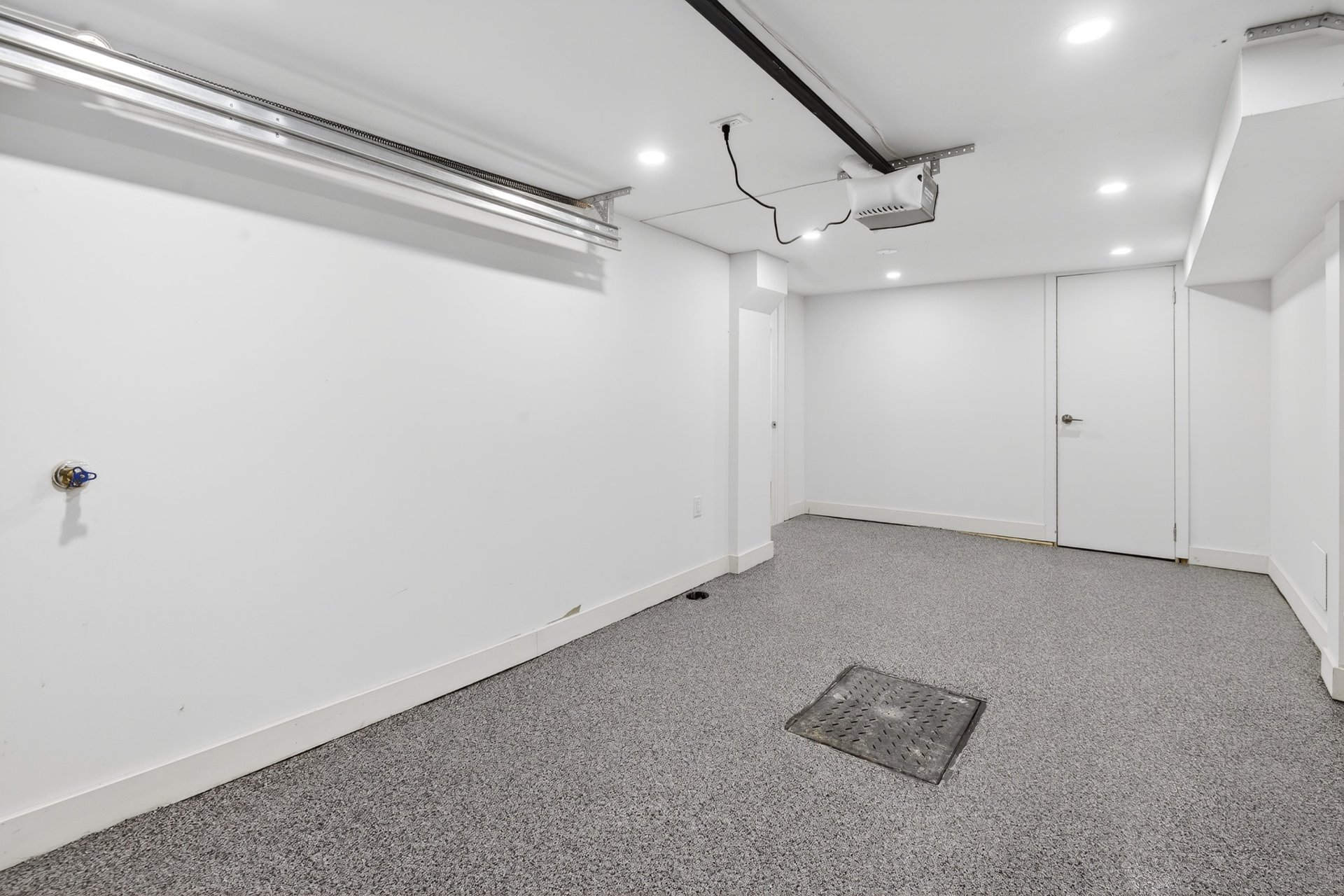 Photo - Garage