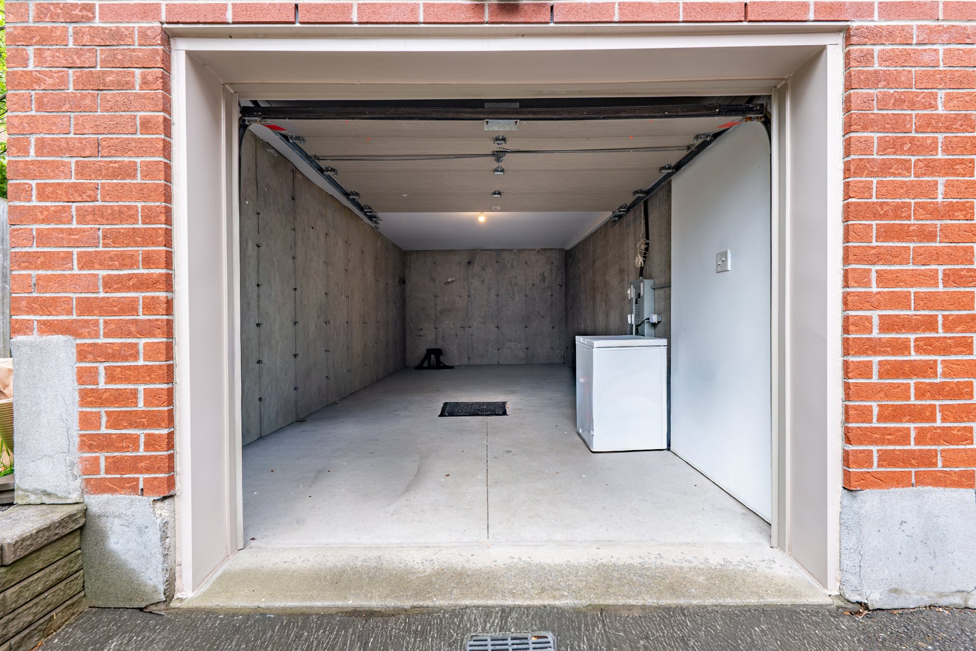 Photo - Garage