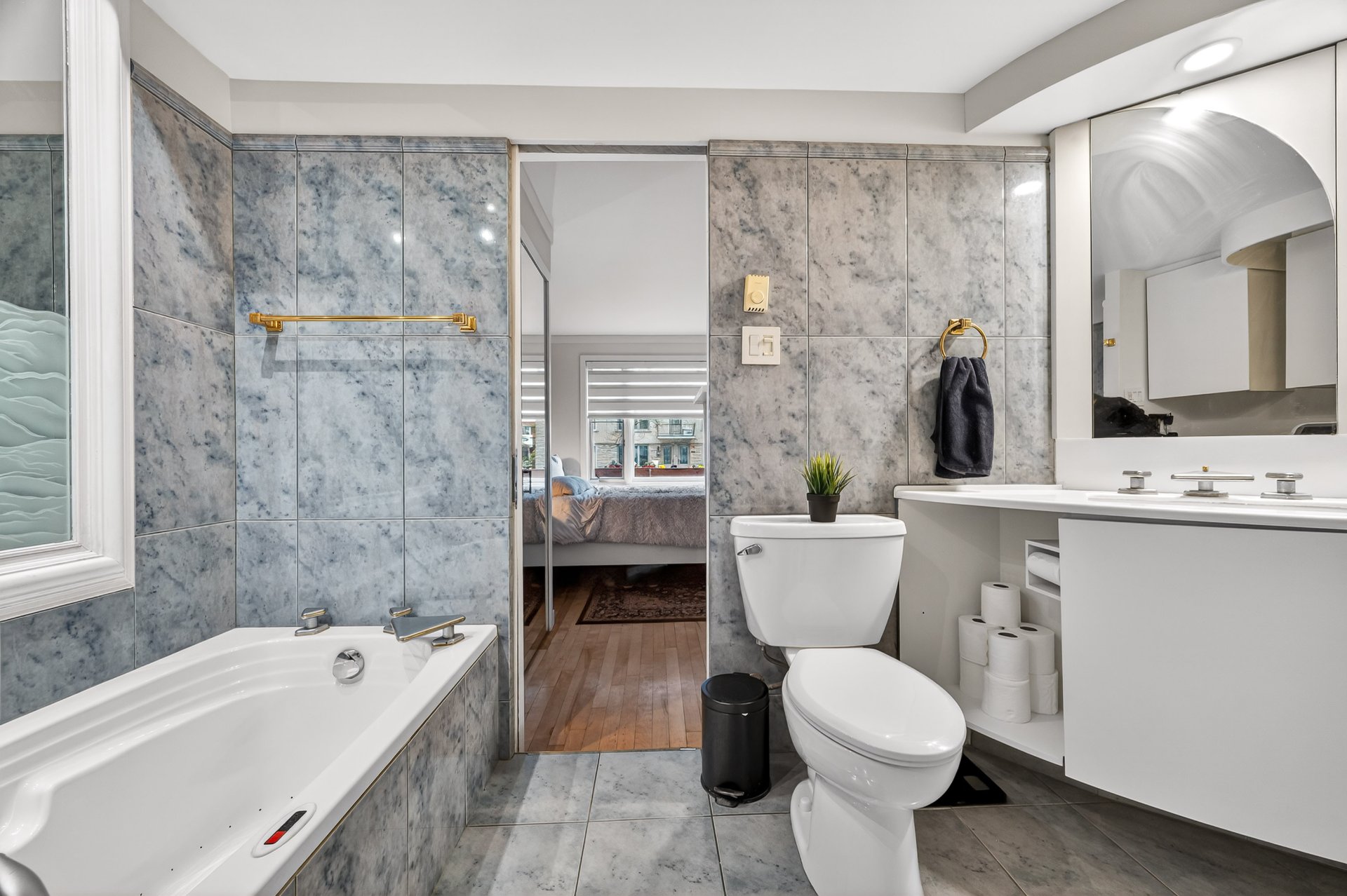 Photo - Ensuite bathroom