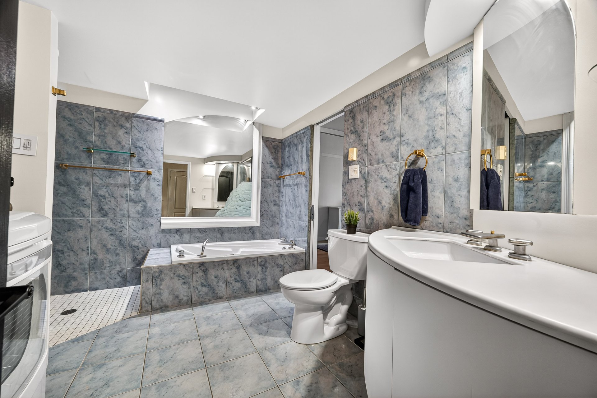 Photo - Ensuite bathroom