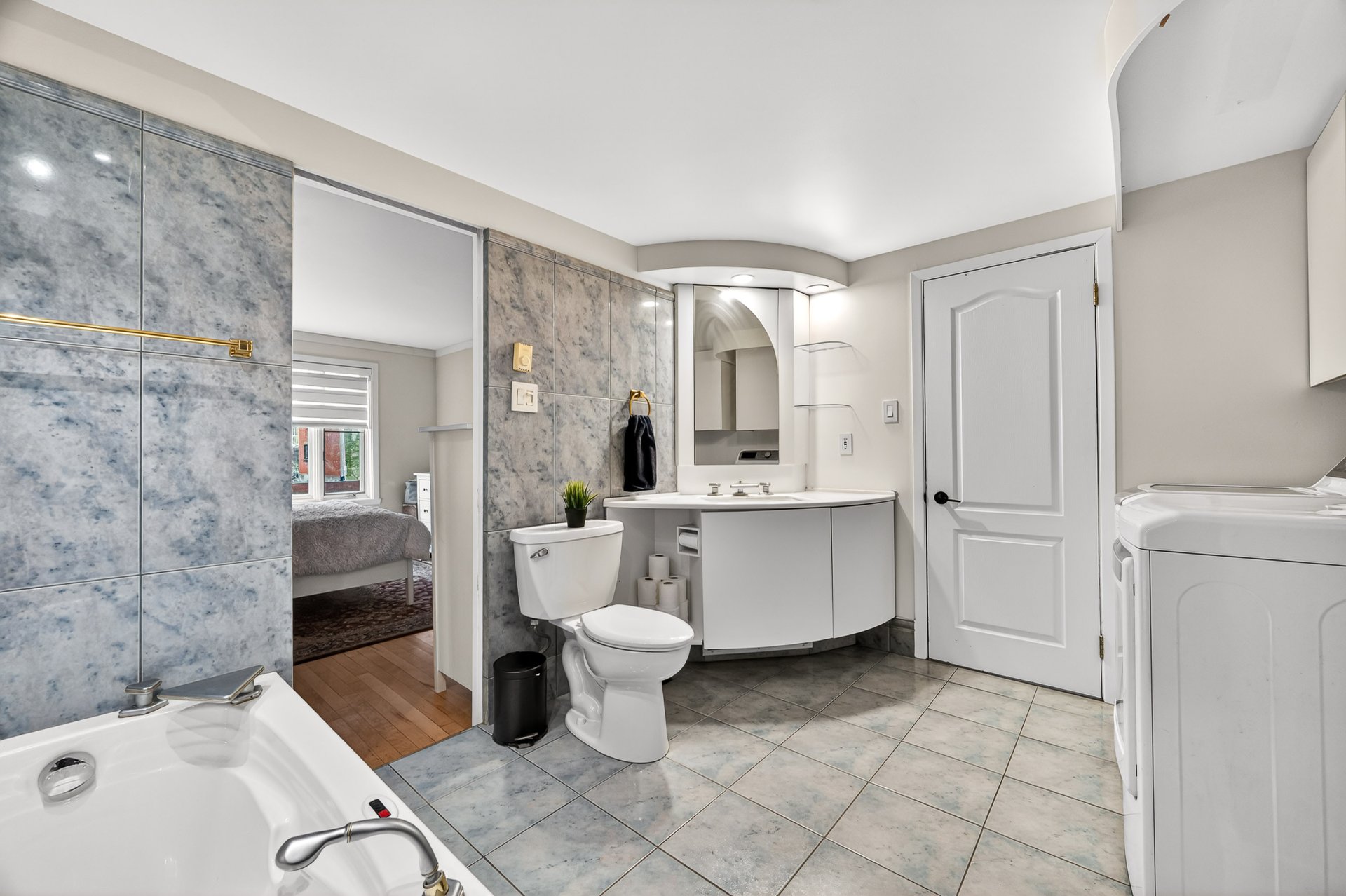 Photo - Ensuite bathroom