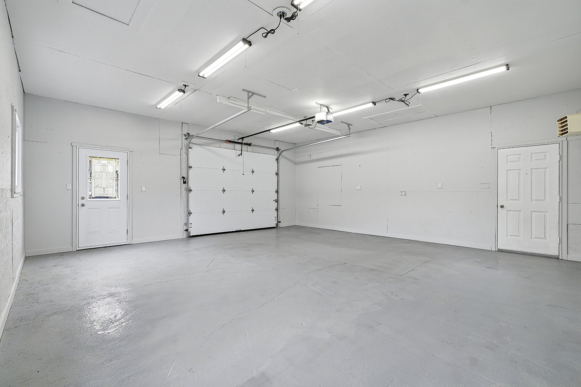 Photo - Garage