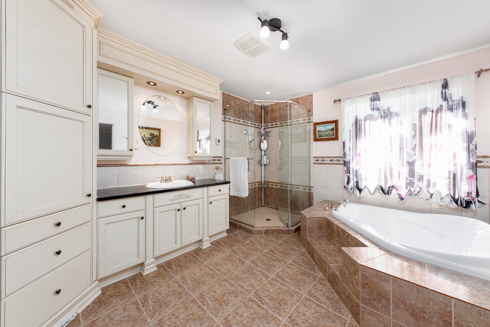 Photo - Salle de bains attenante à la CCP