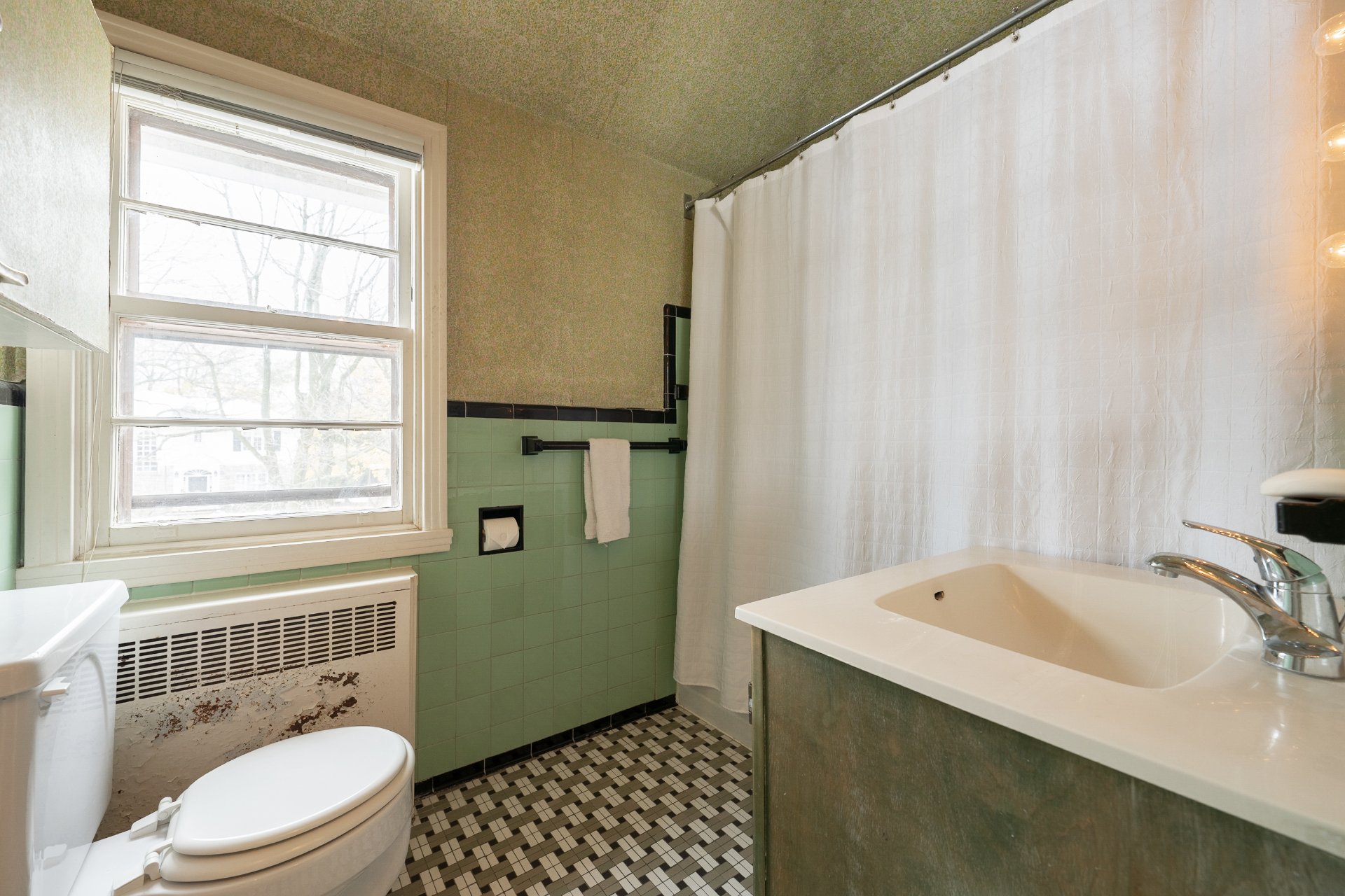 Photo - Ensuite bathroom