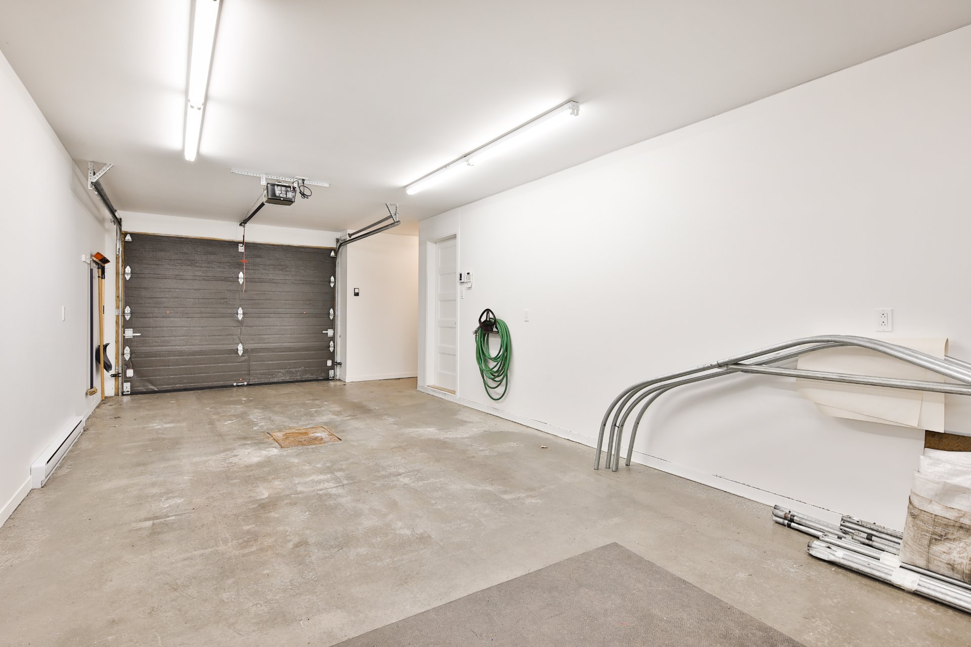 Photo - Garage