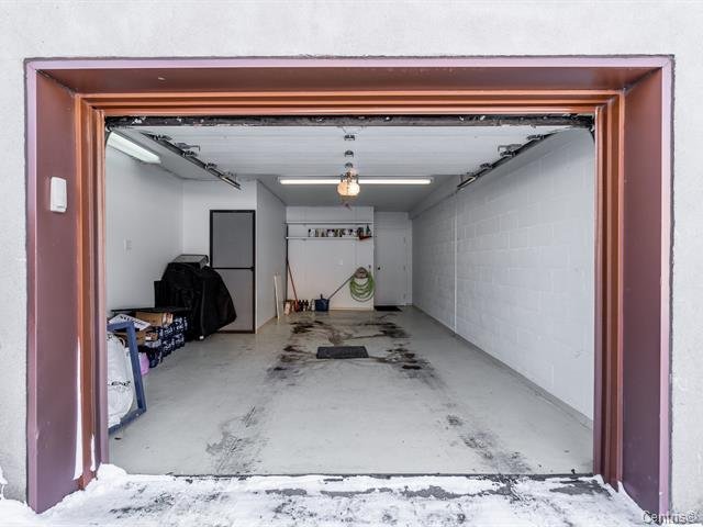 Photo - Garage