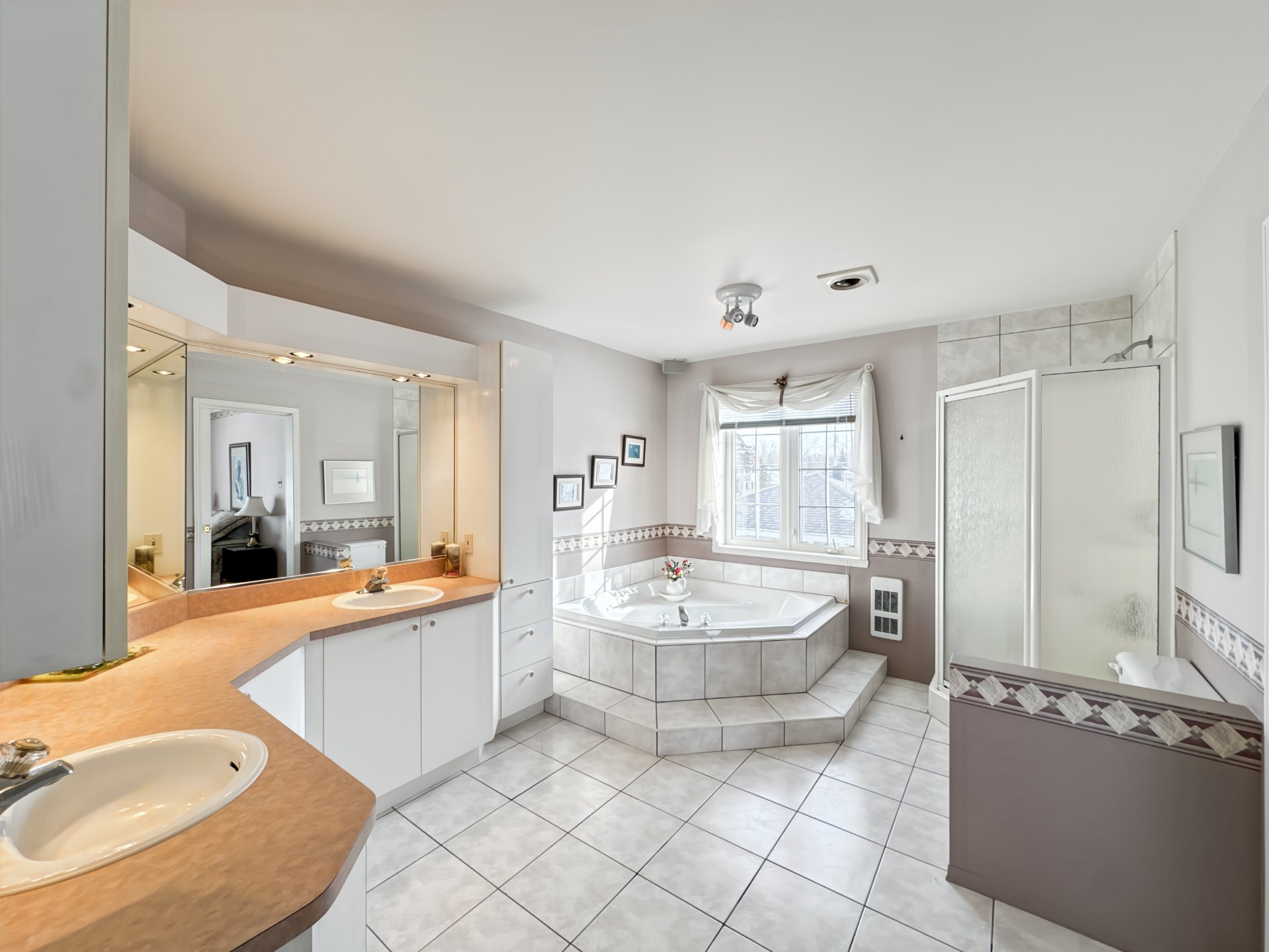 Photo - Ensuite bathroom