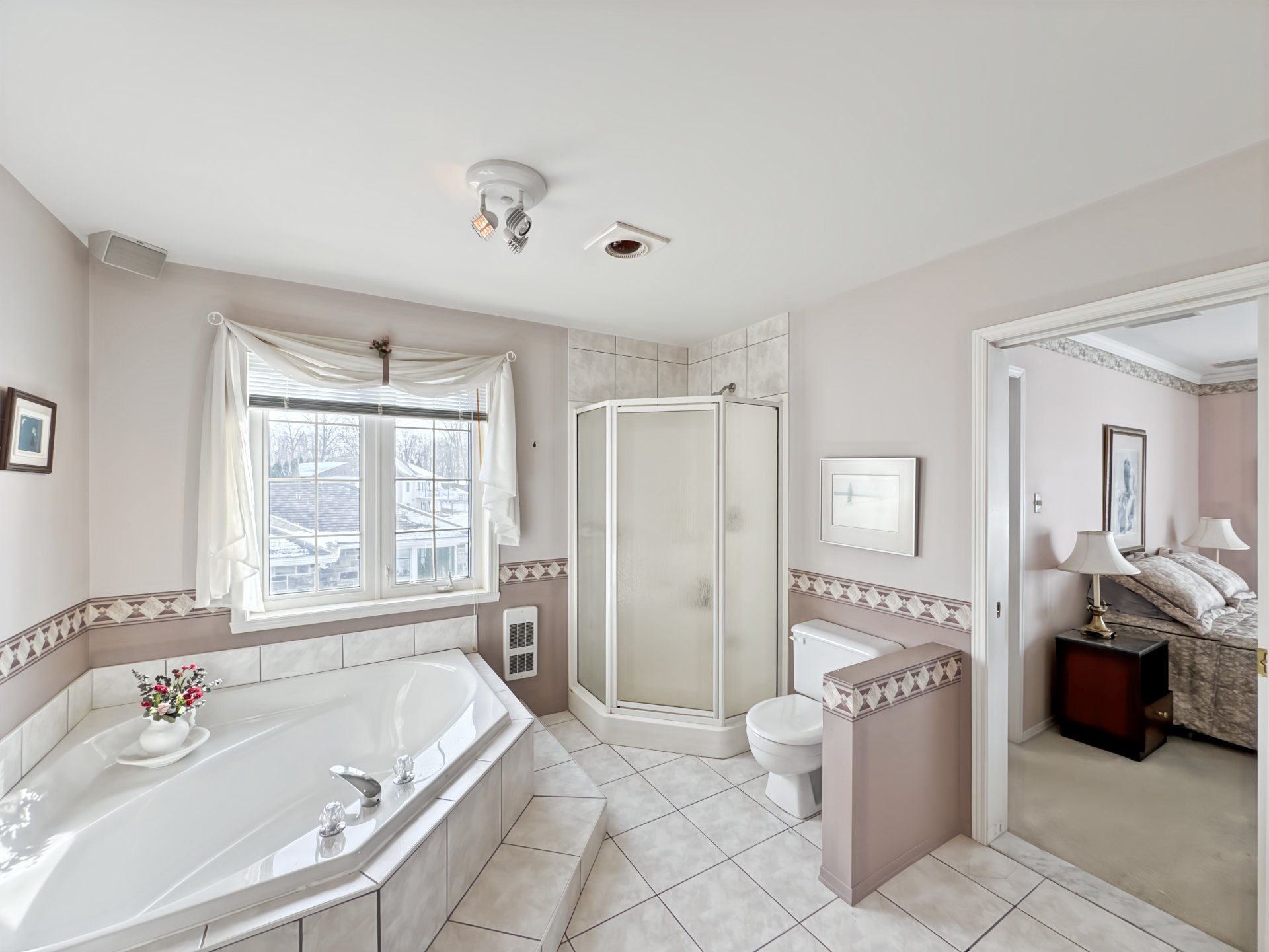 Photo - Ensuite bathroom