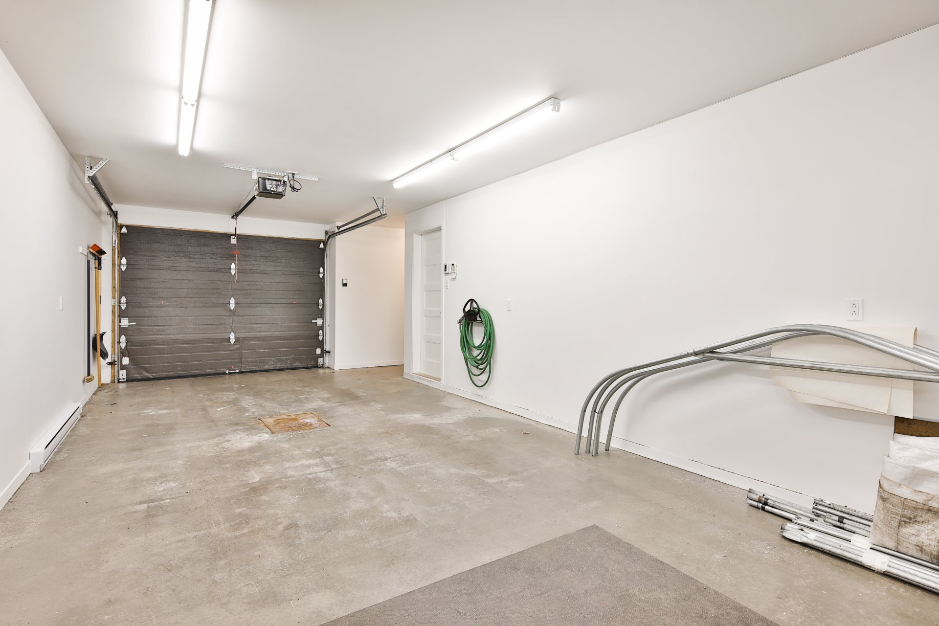 Photo - Garage