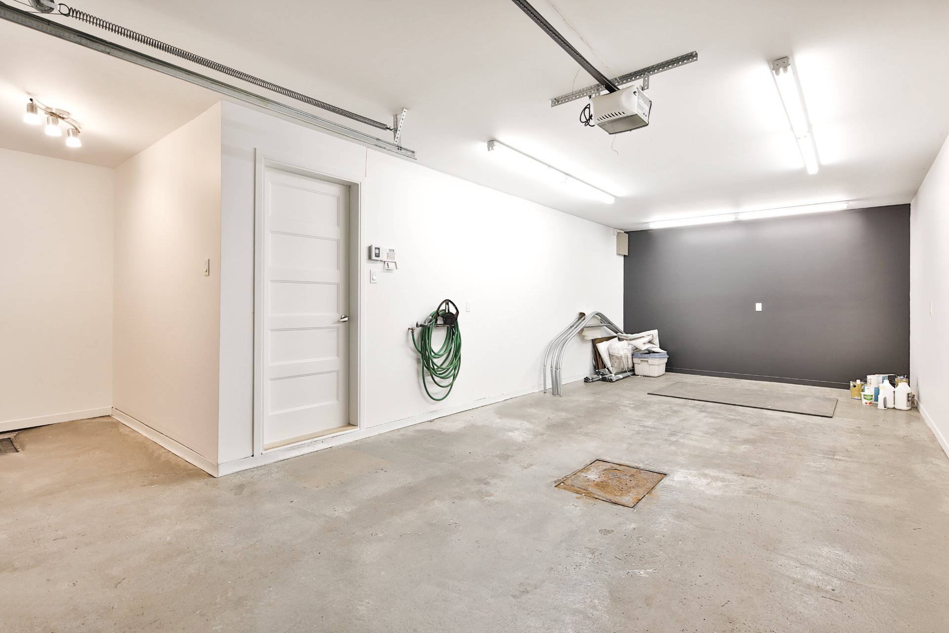 Photo - Garage