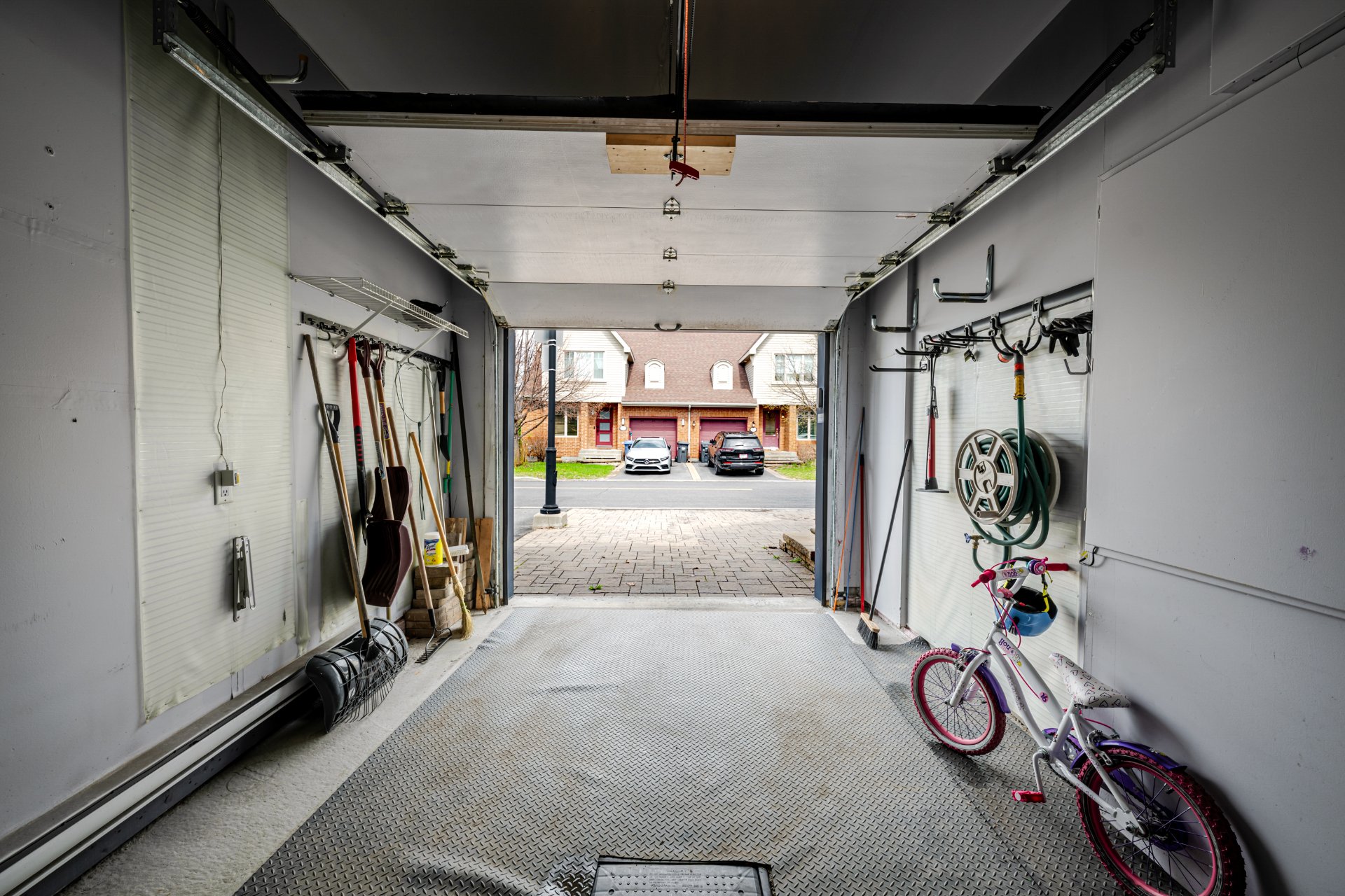 Photo - Garage