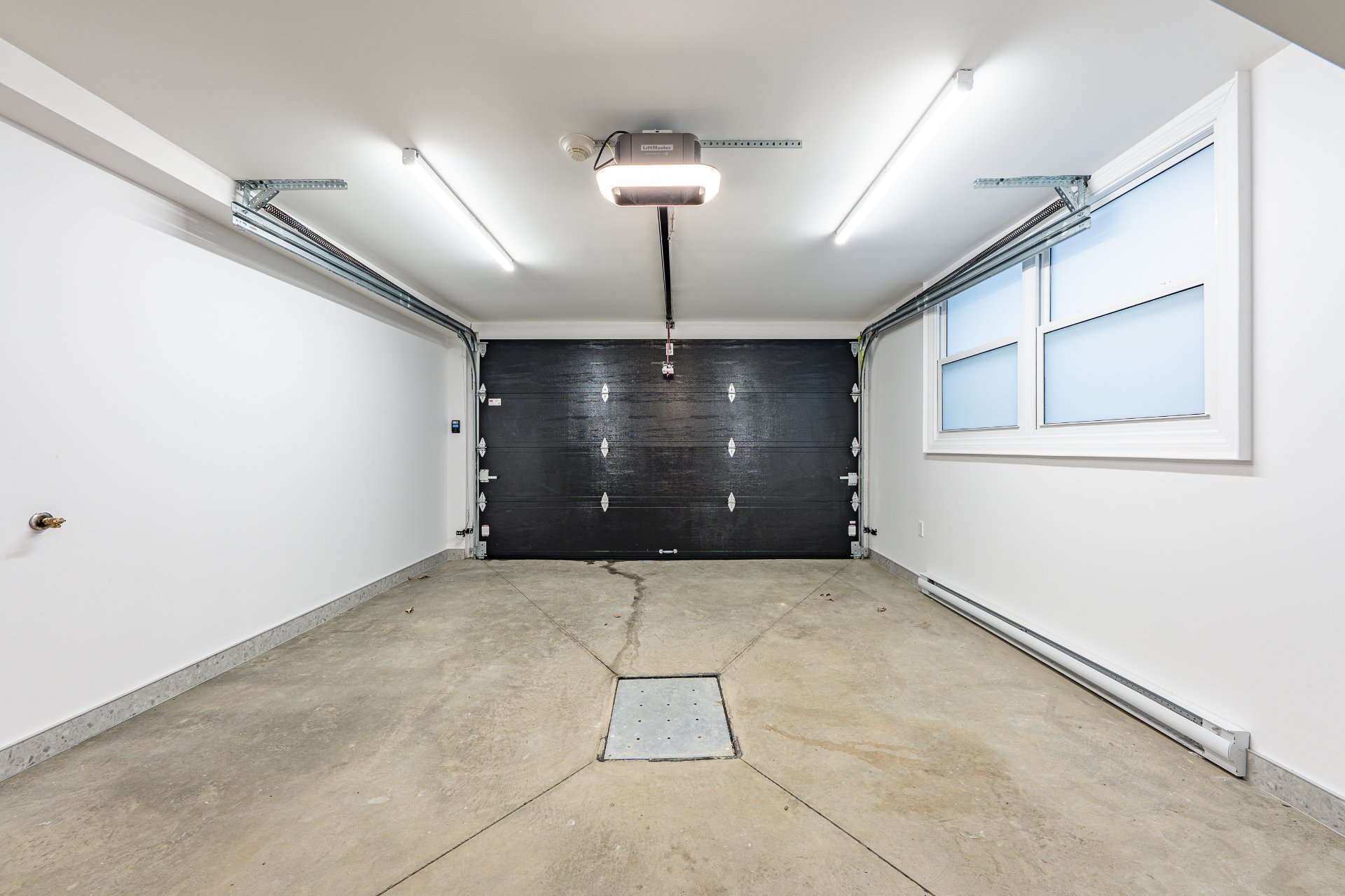 Photo - Garage