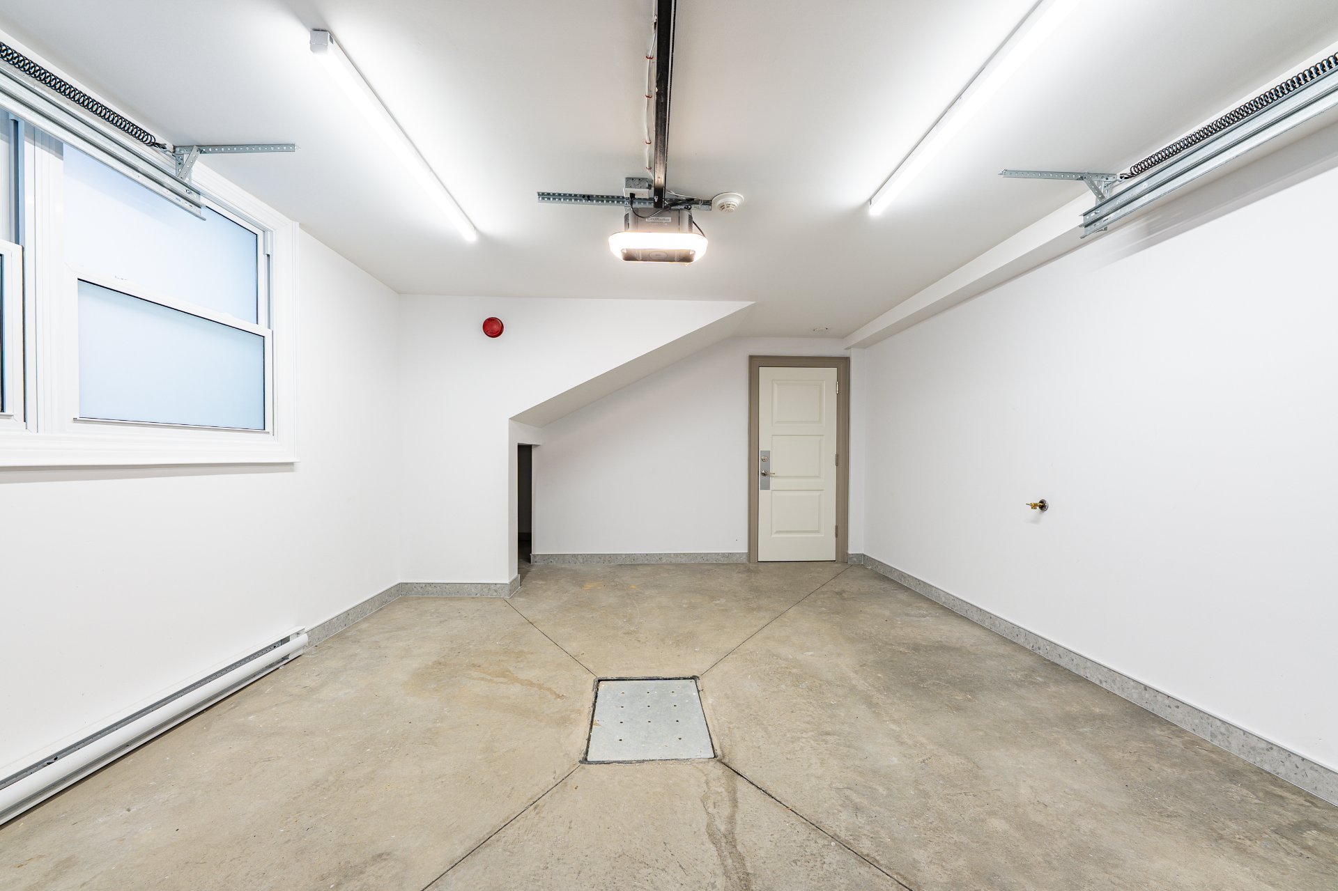 Photo - Garage