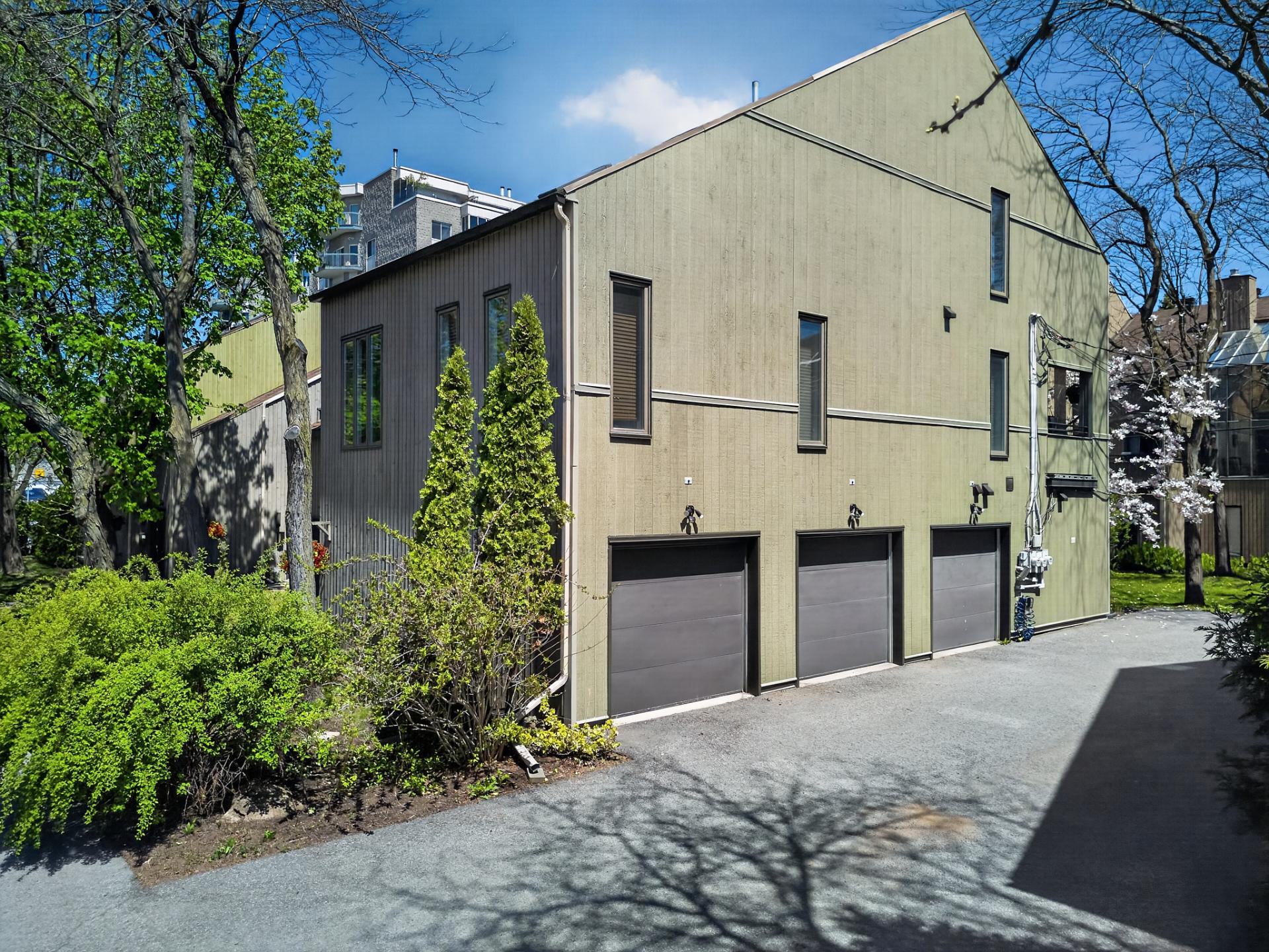 Photo - Garage
