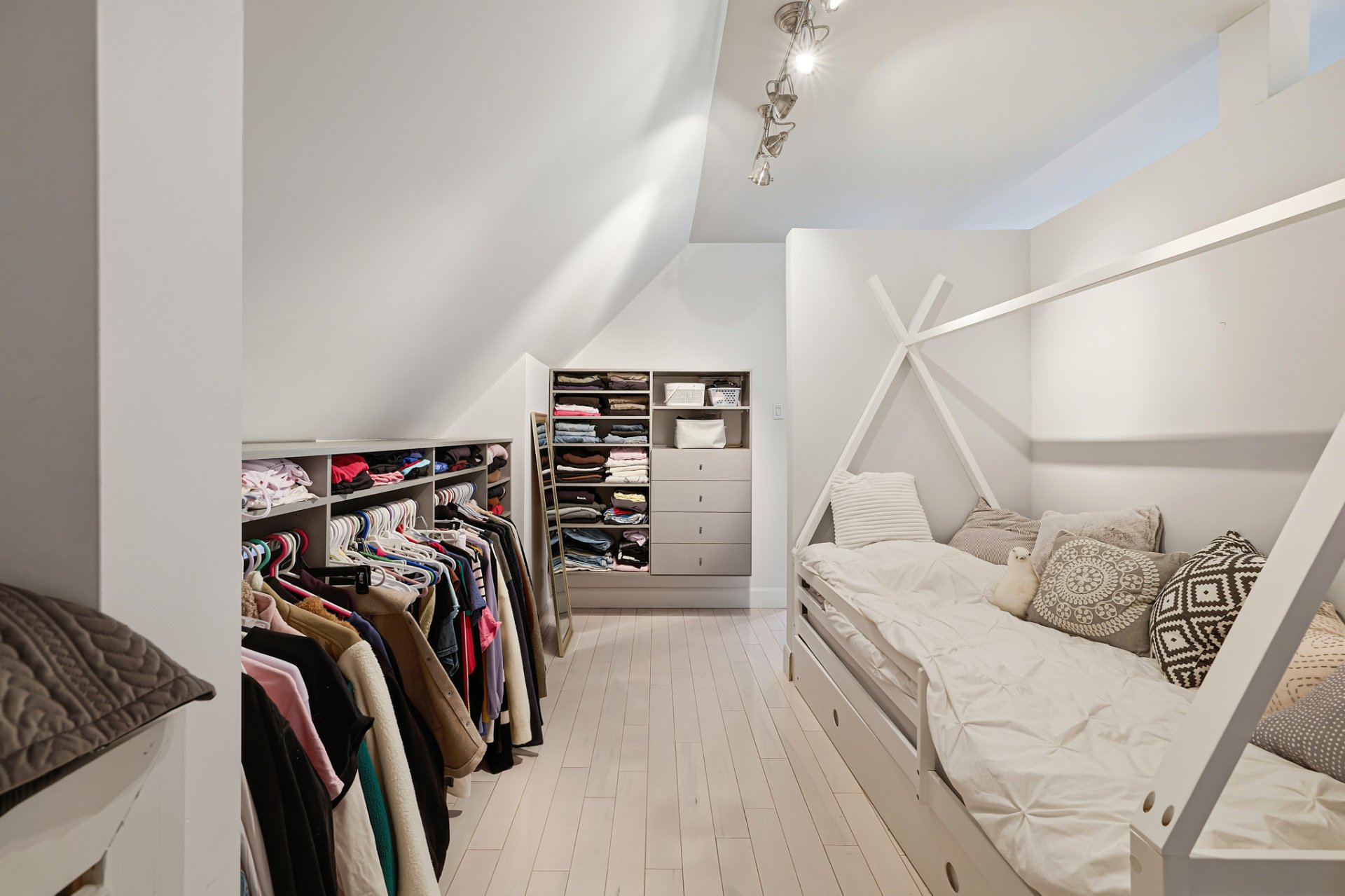 Photo - Walk-in closet