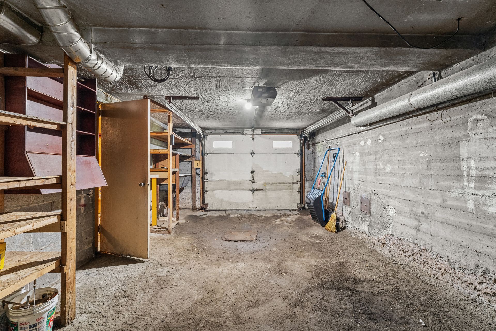 Photo - Garage