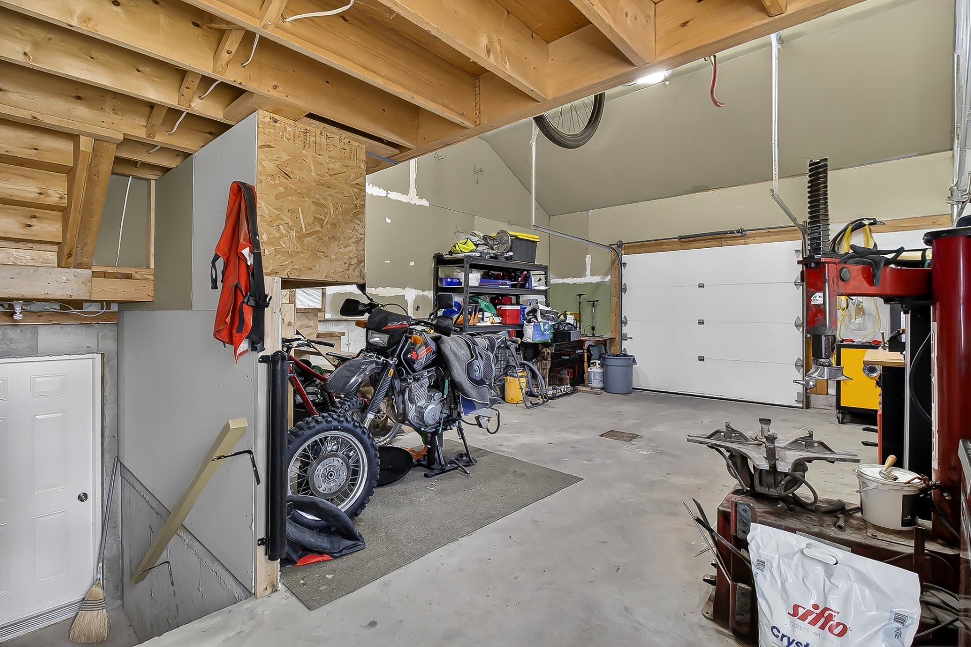 Photo - Garage