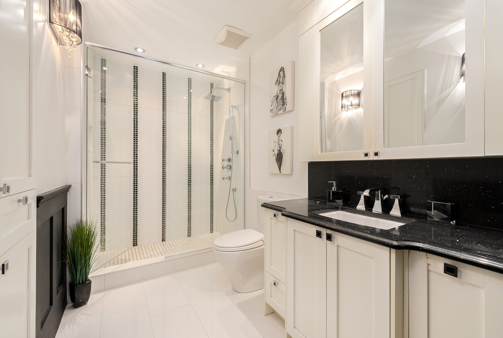 Photo - Ensuite bathroom