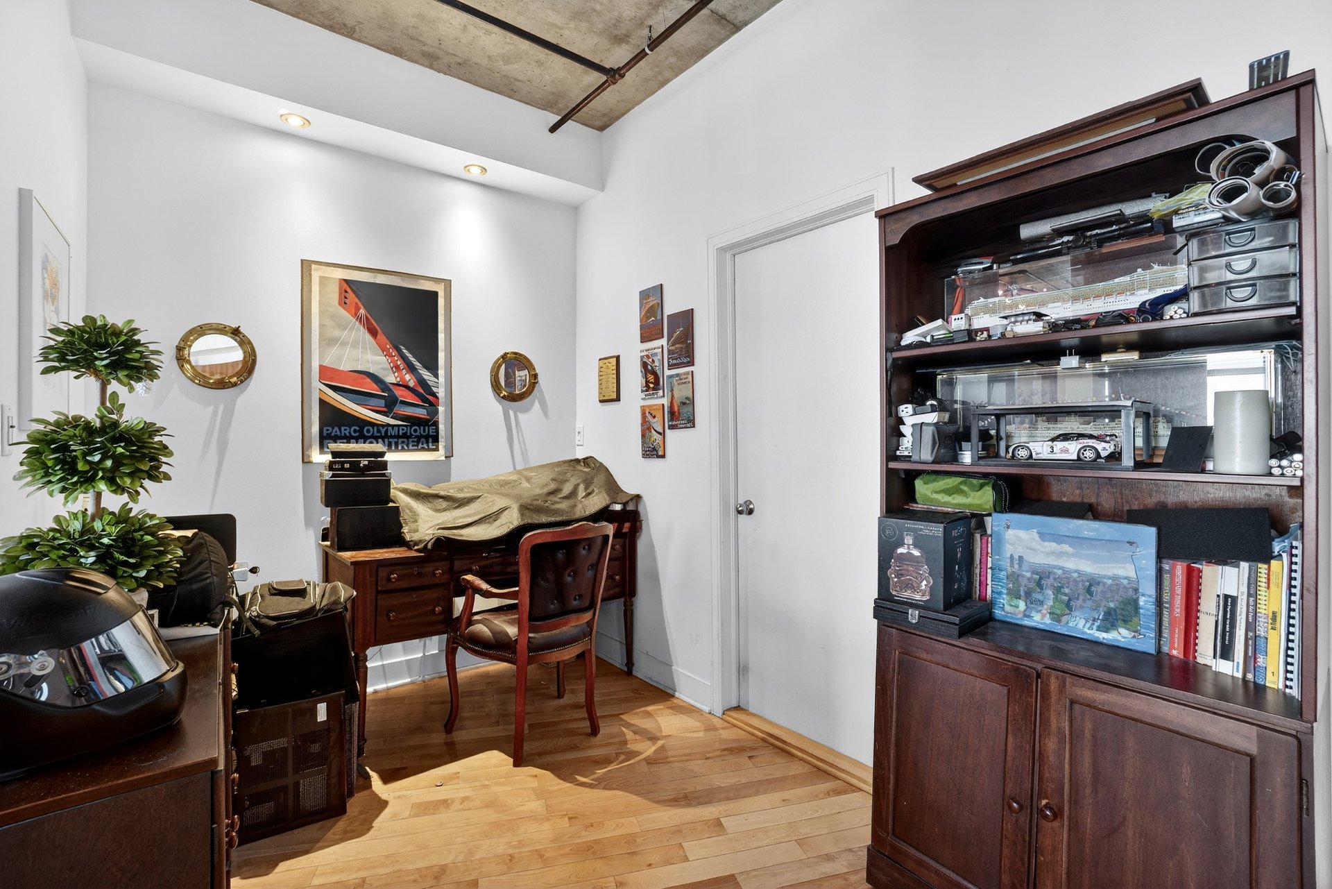 Photo - Bureau
