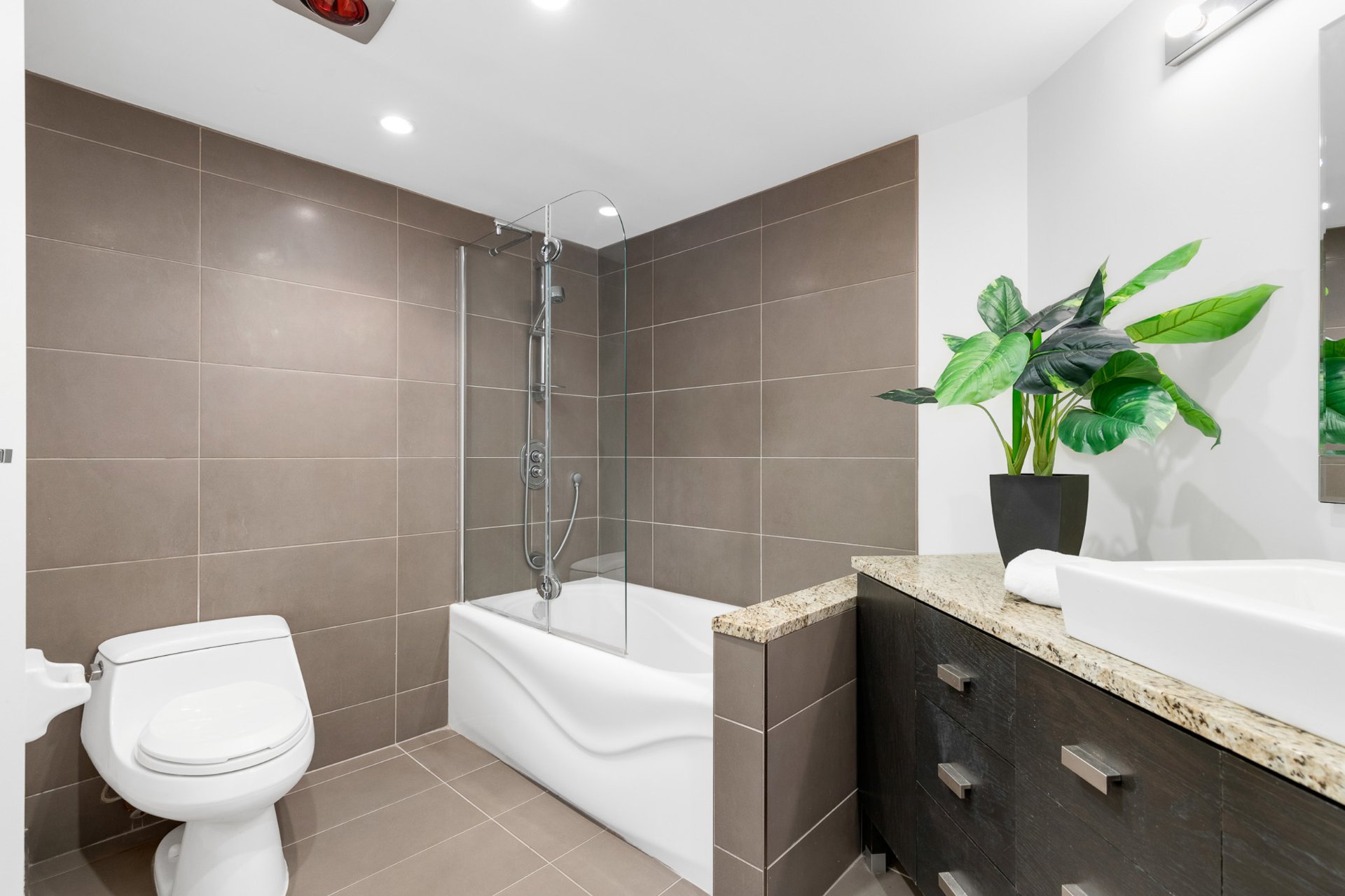 Photo - Salle de bains attenante à la CCP