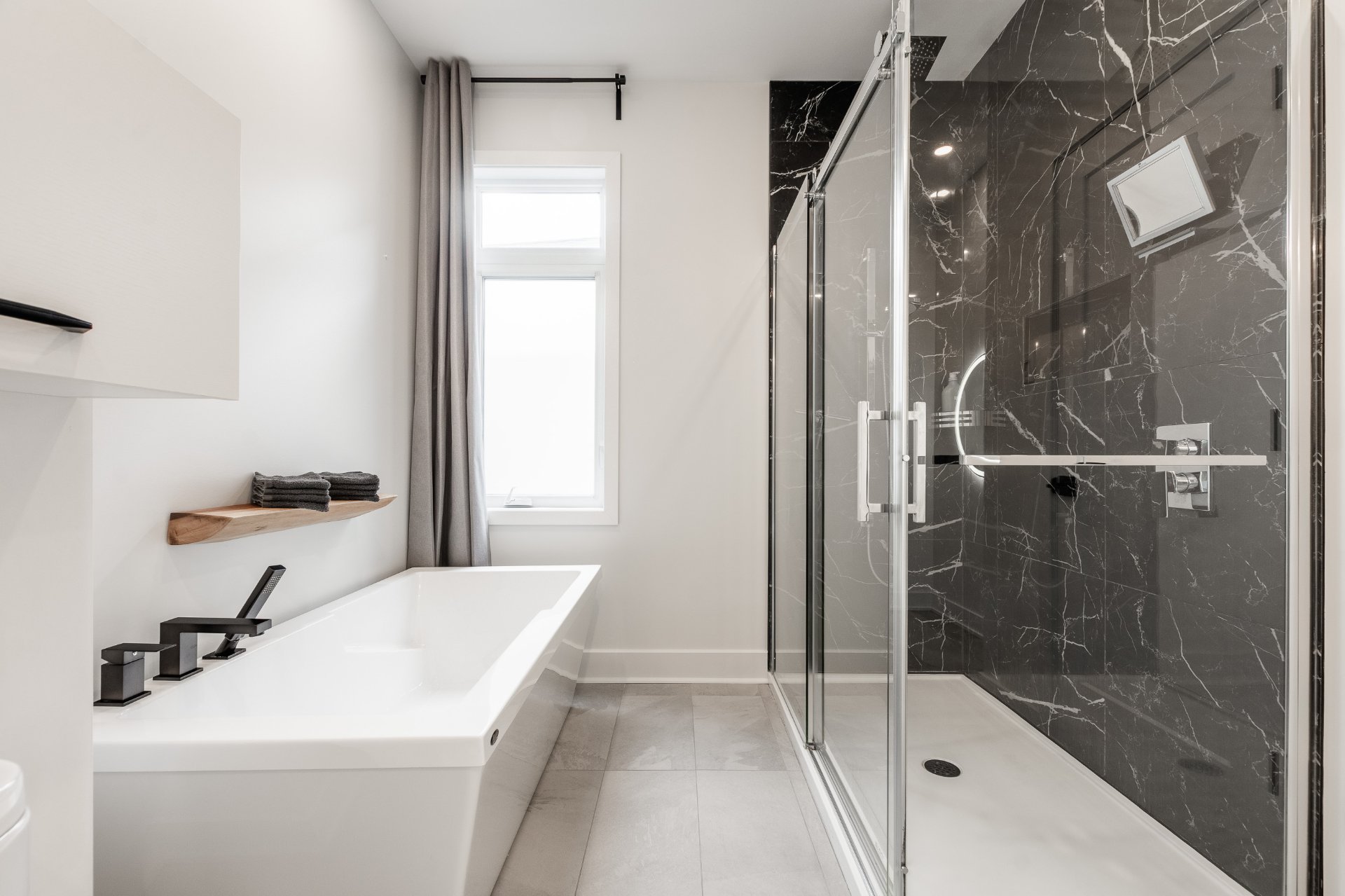 Photo - Ensuite bathroom