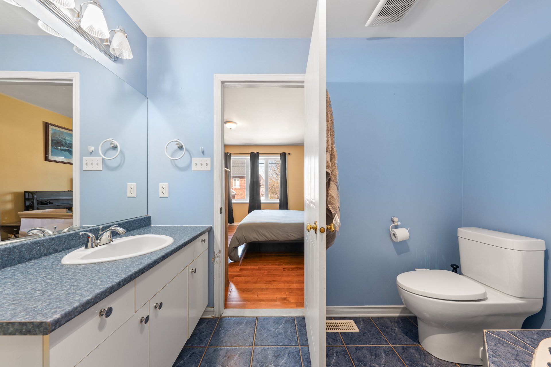 Photo - Ensuite bathroom