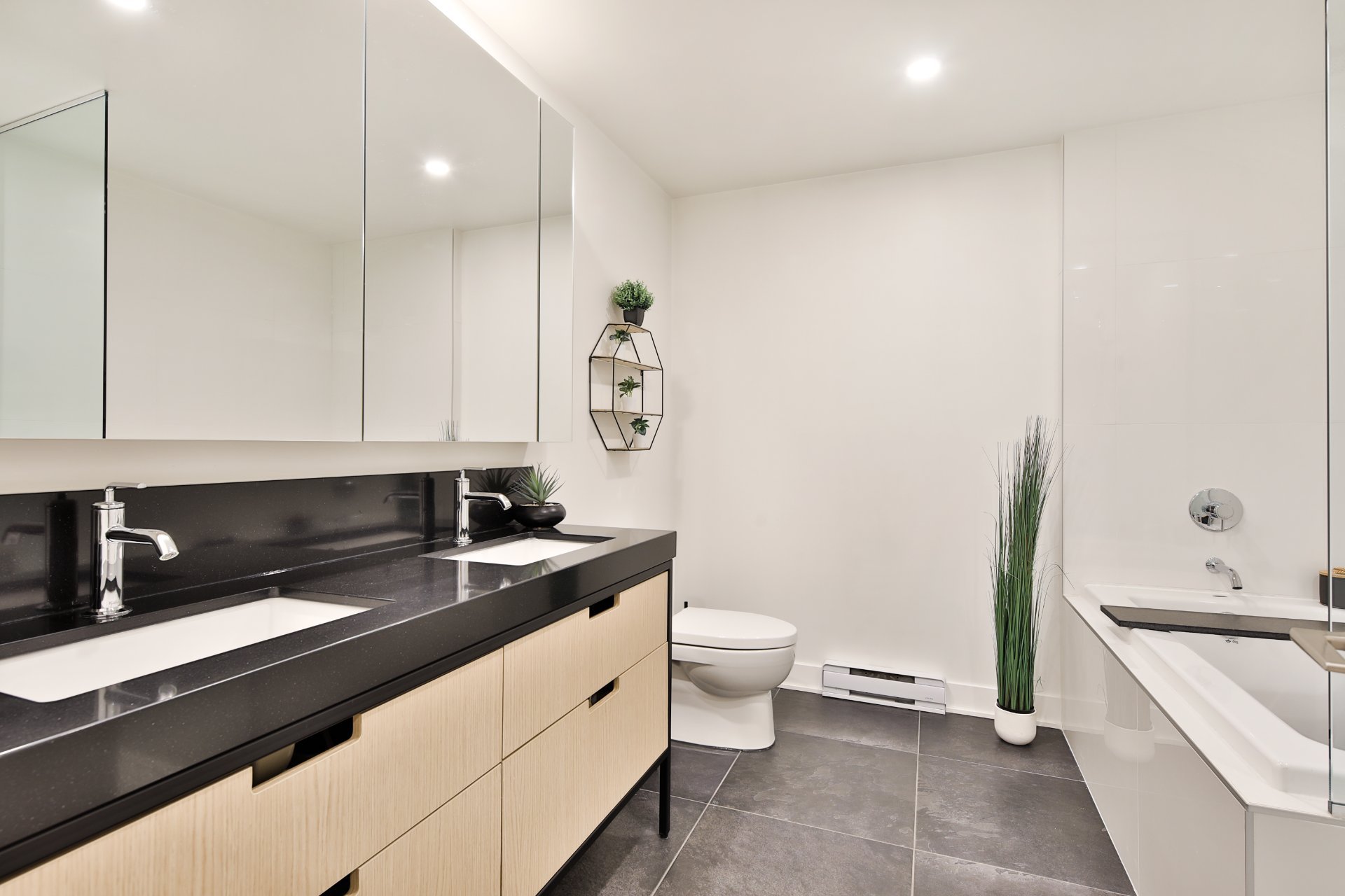 Photo - Ensuite bathroom