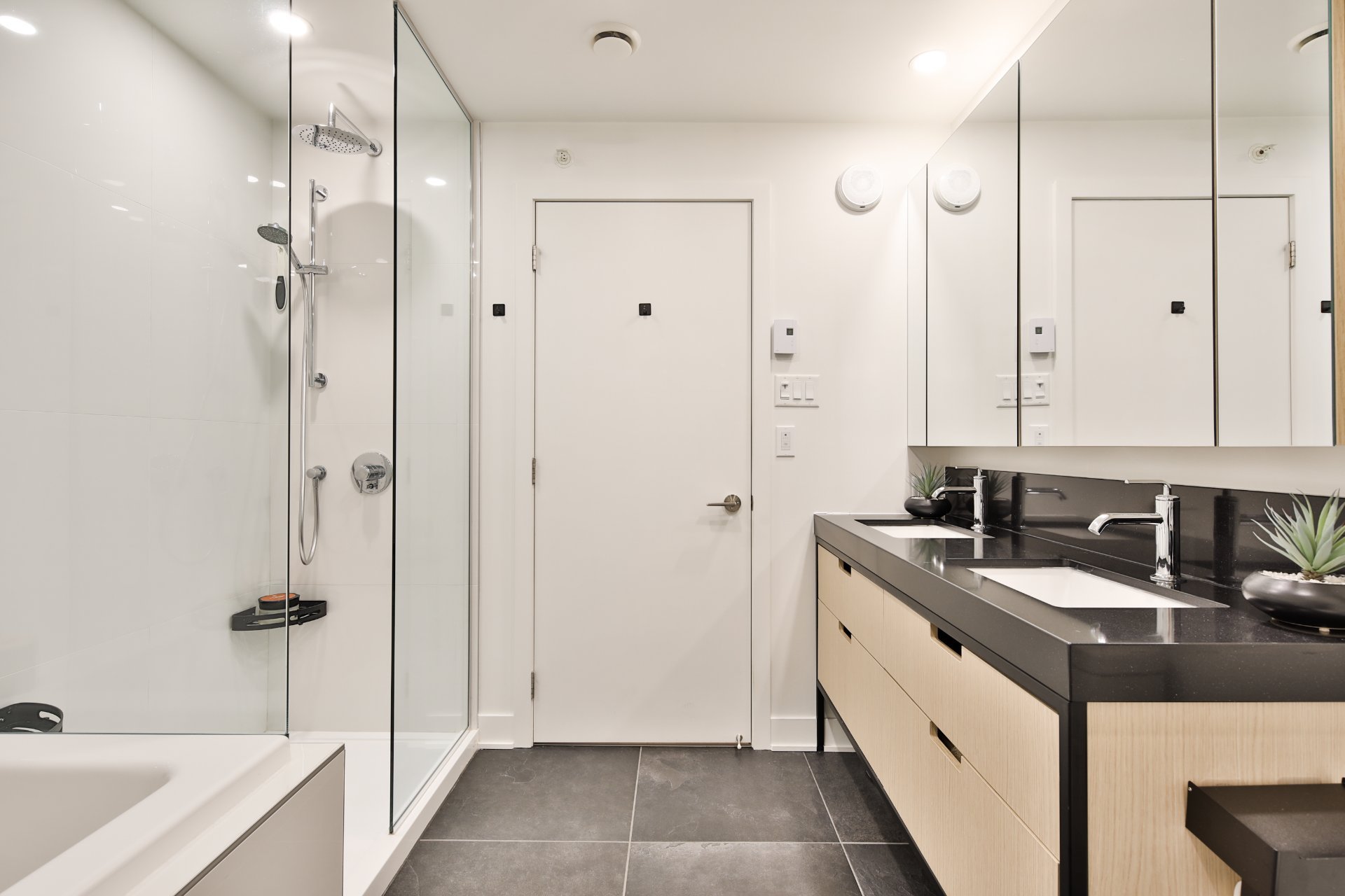 Photo - Ensuite bathroom